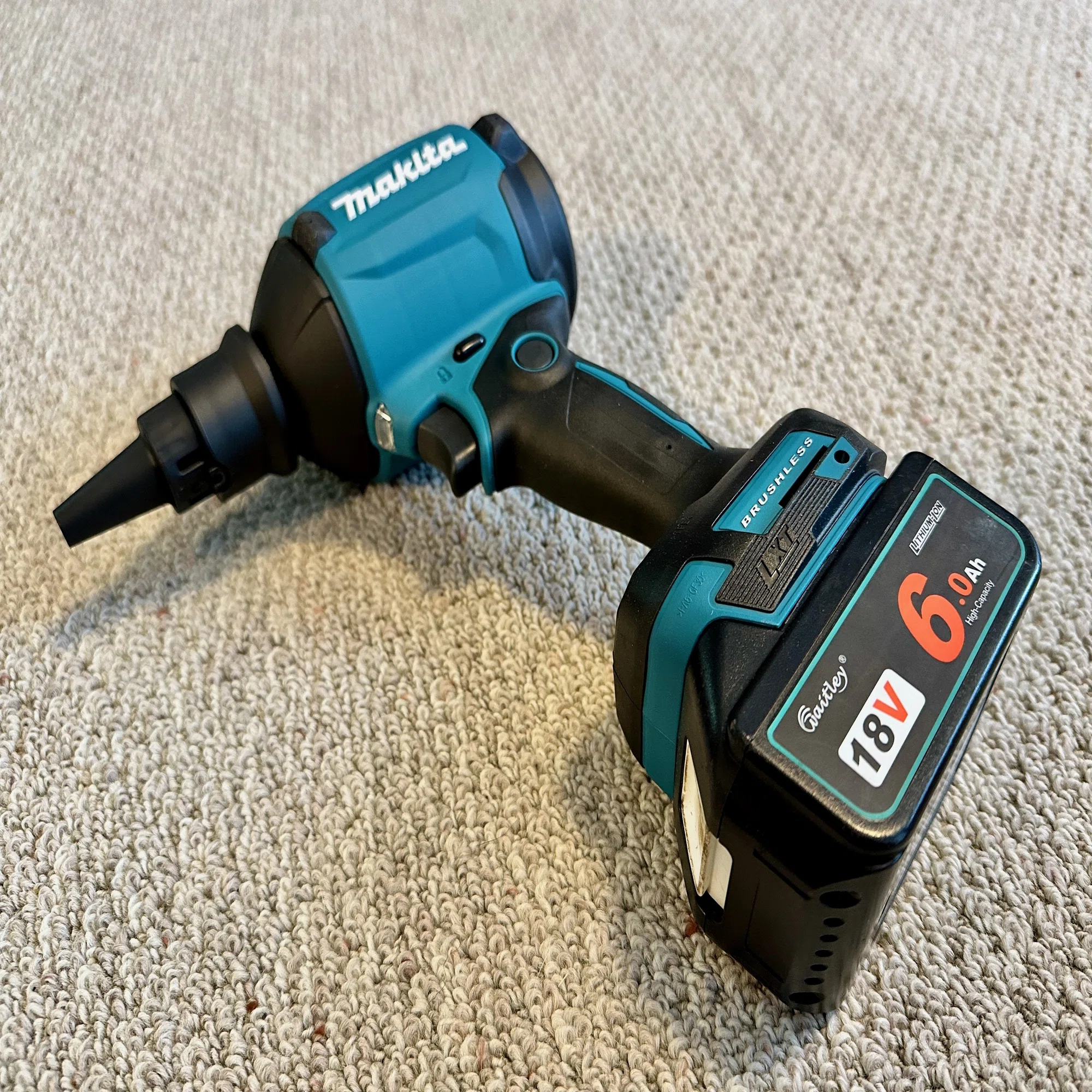 想像以上に多彩な用途に使える！マキタ充電式エアダスタAS180D！｜NEO 