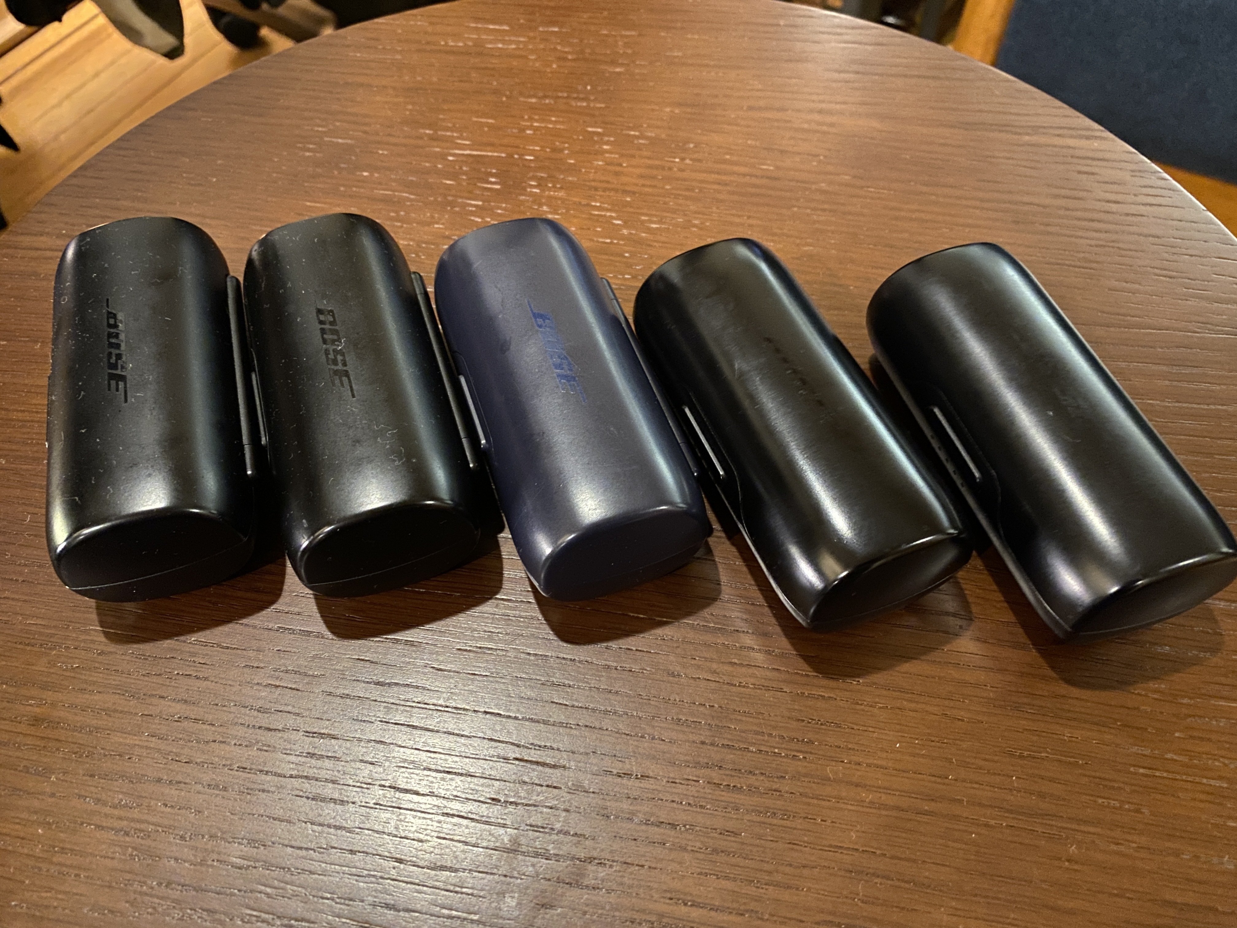 使い古されたイヤホン hq720.jpg?sqp=-