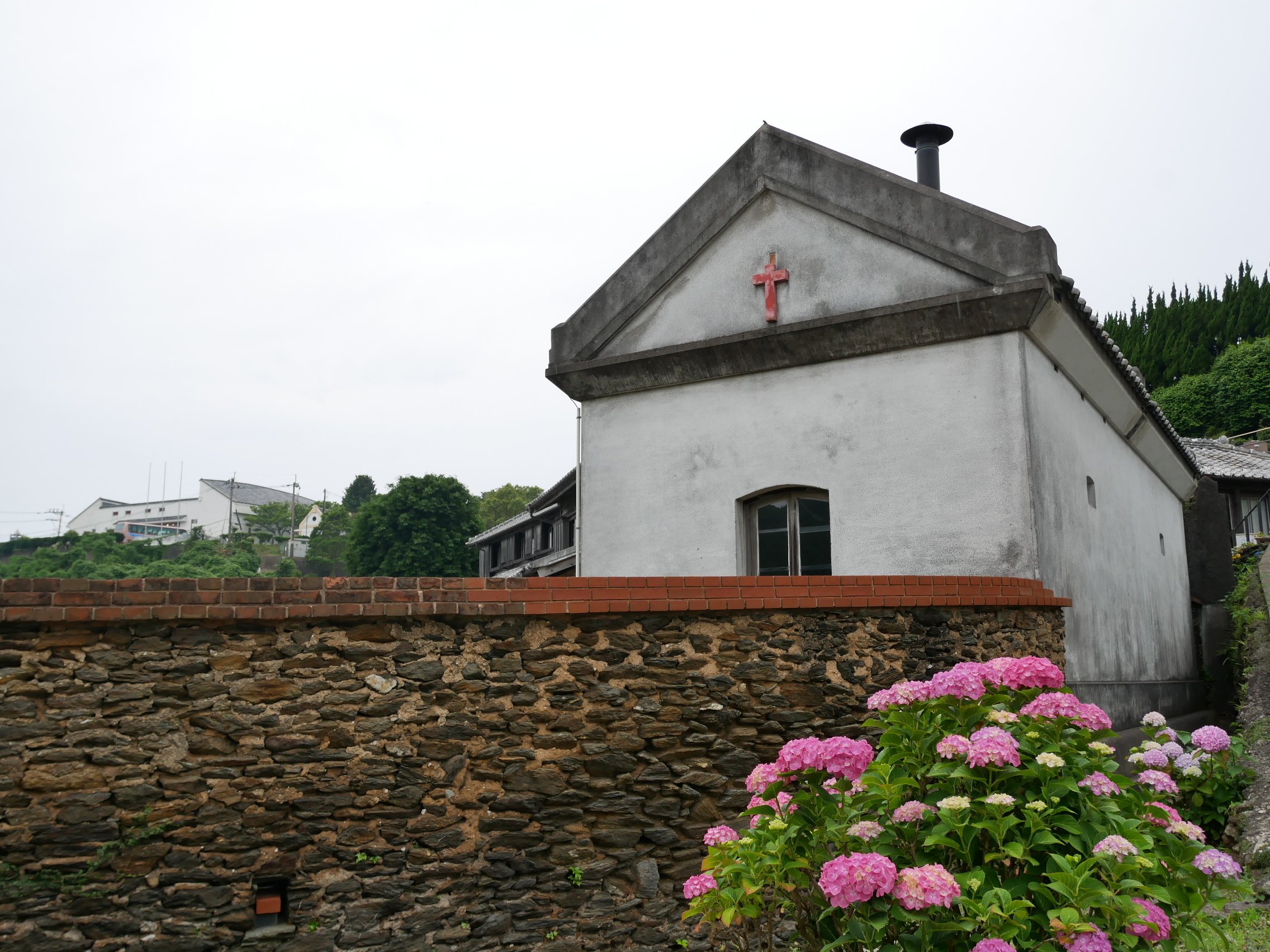 都筑出品です 都市伝説展/2024キービジュアル 耐水ステッカー｜墓場の画廊ONLINE STORE