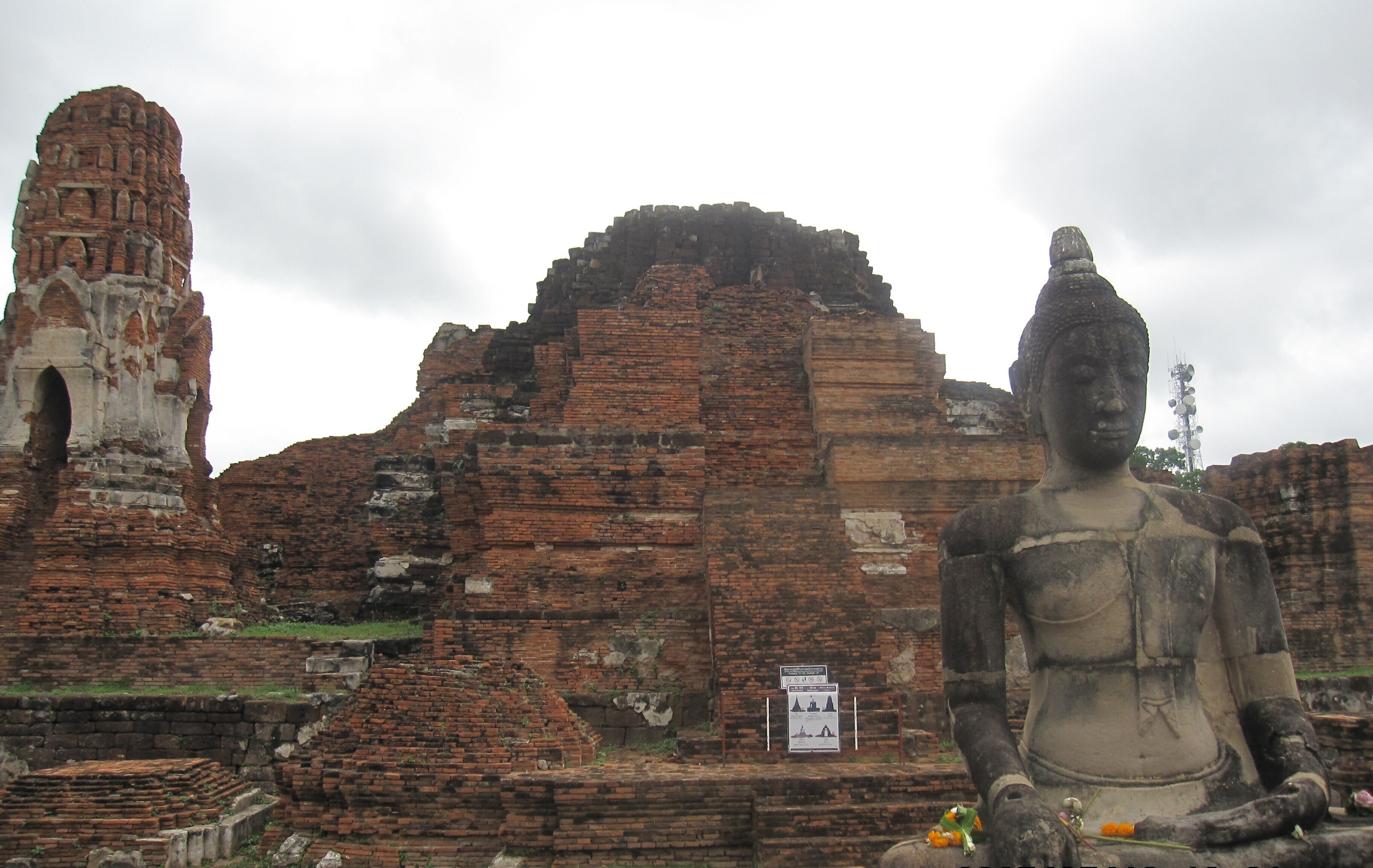 何故？THAIの仏像 金色 ？｜アラ古稀ジジとババ