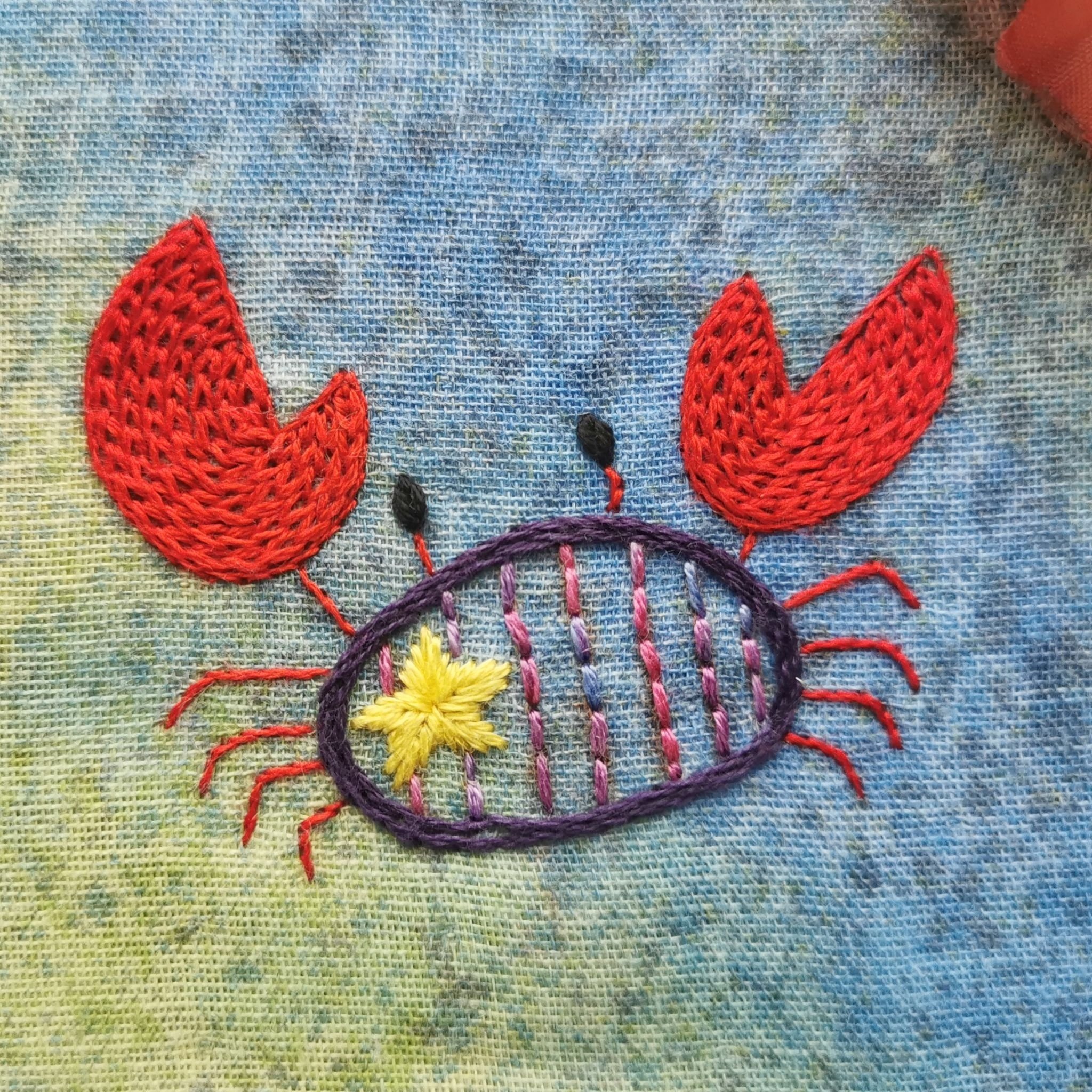 額装モラアートクナ族 手刺繍 カニ図案 ビビッド多色 布絵テキスタイルフレーム付 無料図案ダウンロード】カニの図案｜刺繍布小物MomonoHa