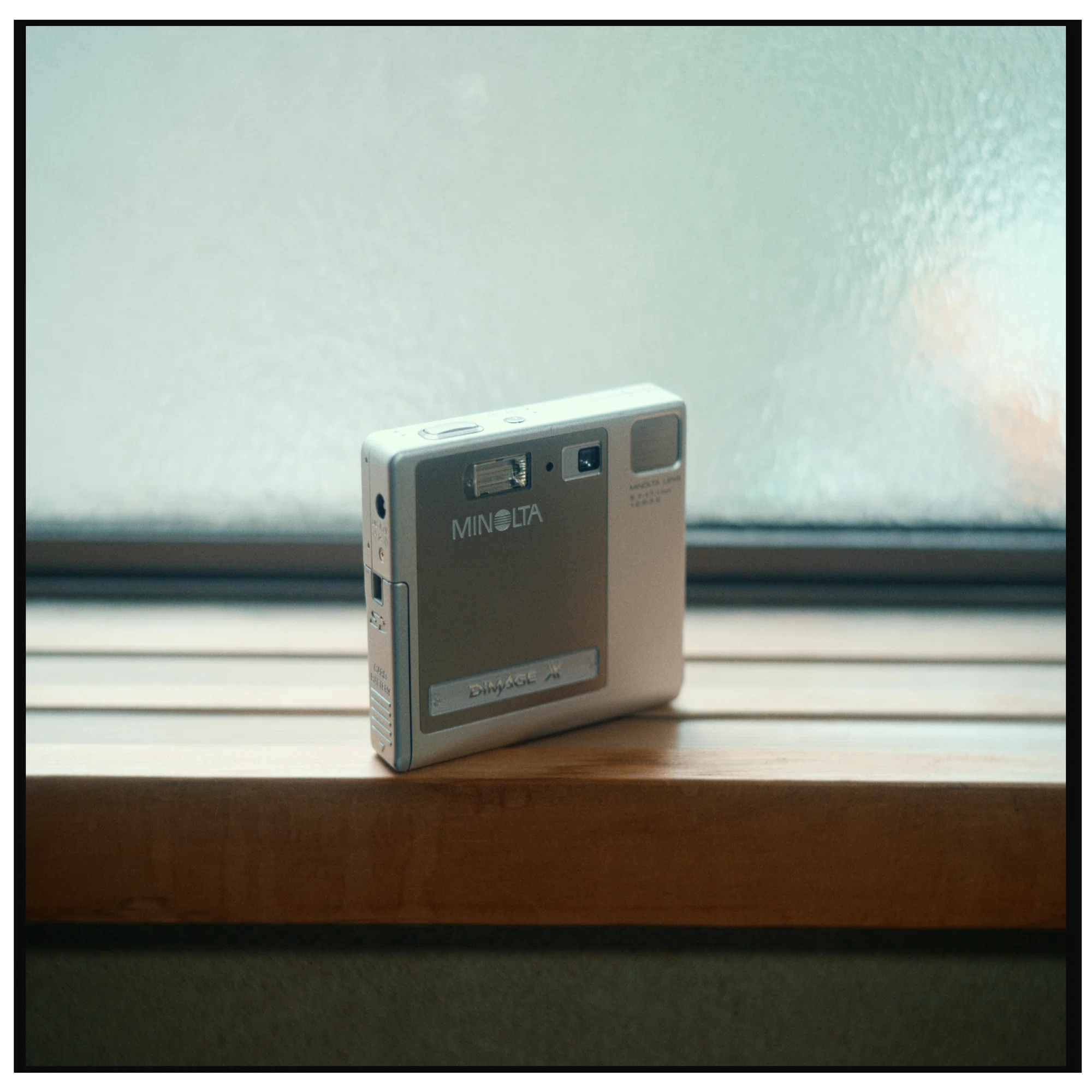 Minolta DiMAGE X】見た目がMDプレイヤーすぎる幻のデジカメ。｜sai