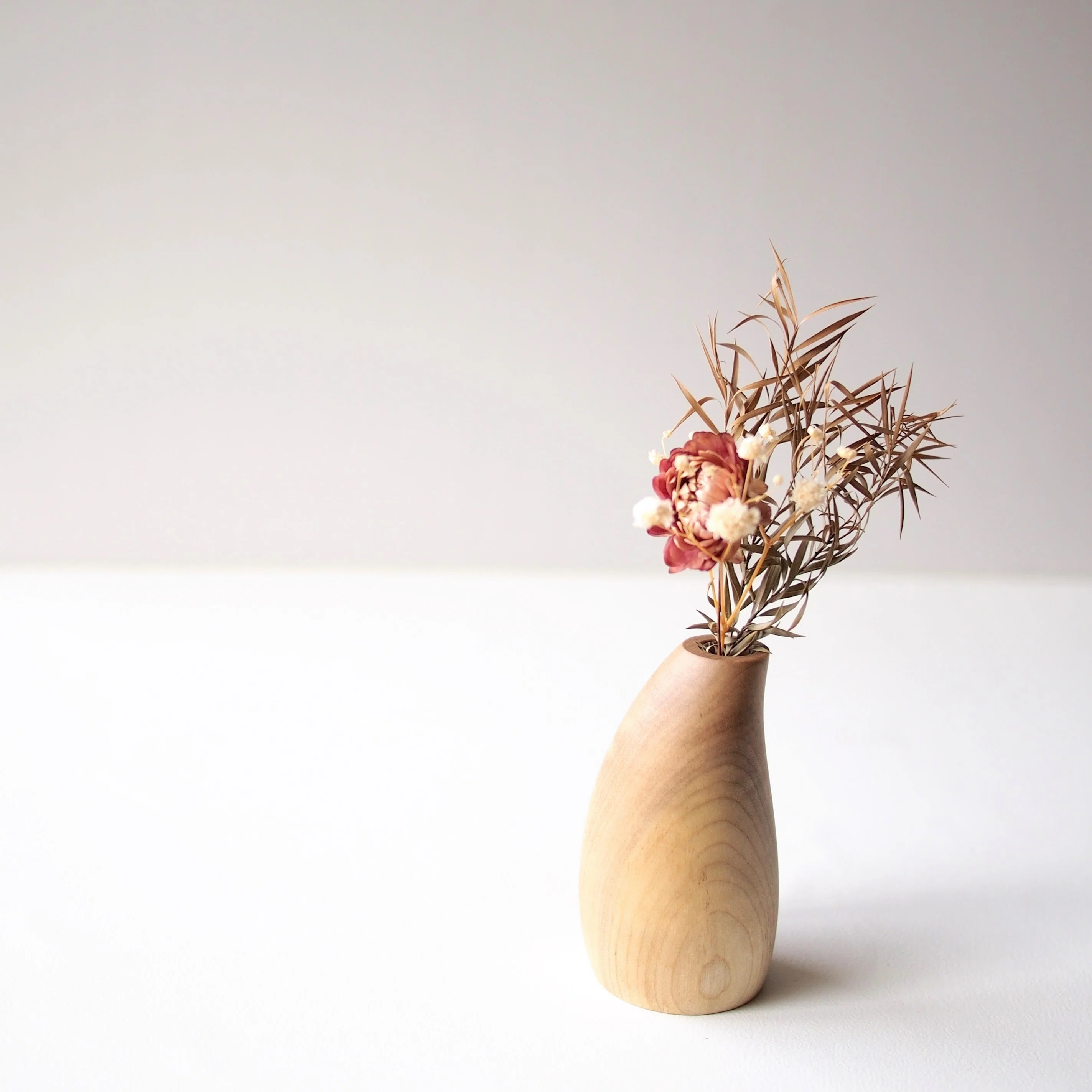 A 'contrarian' single-flower vase that offers a different look