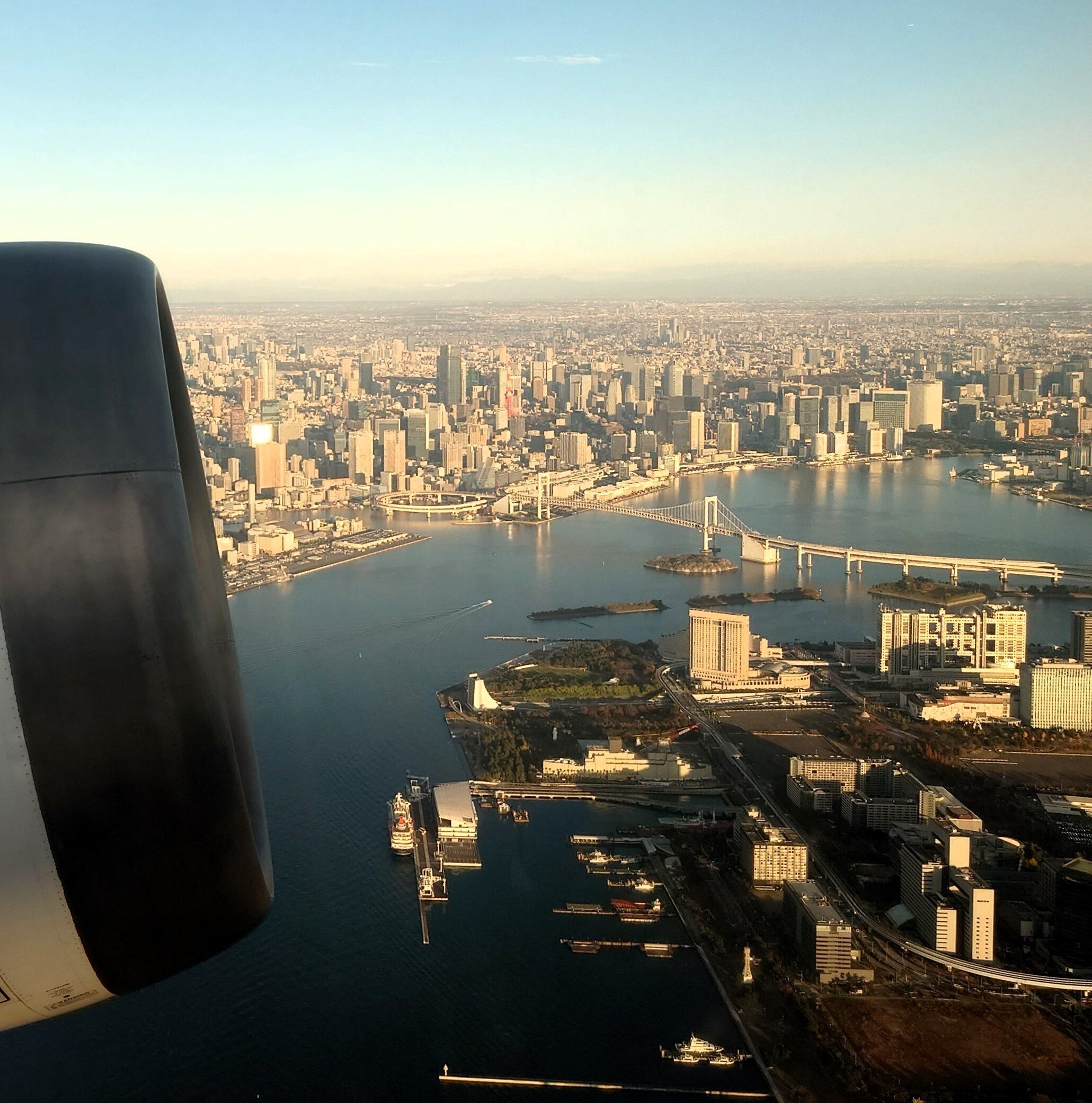 富士上空からの東京湾と御来光 機窓画像コレクション「東京都心部～富士山」／2024年12月｜菅野