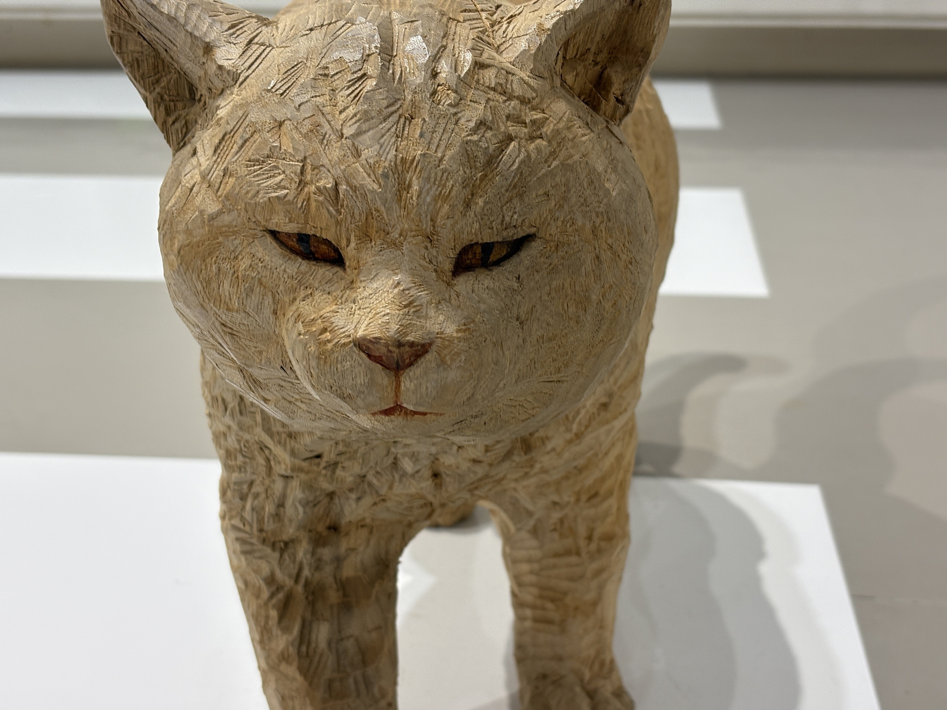 木彫りの犬に、そっと触れる──「はしもとみお彫刻展」にいった日