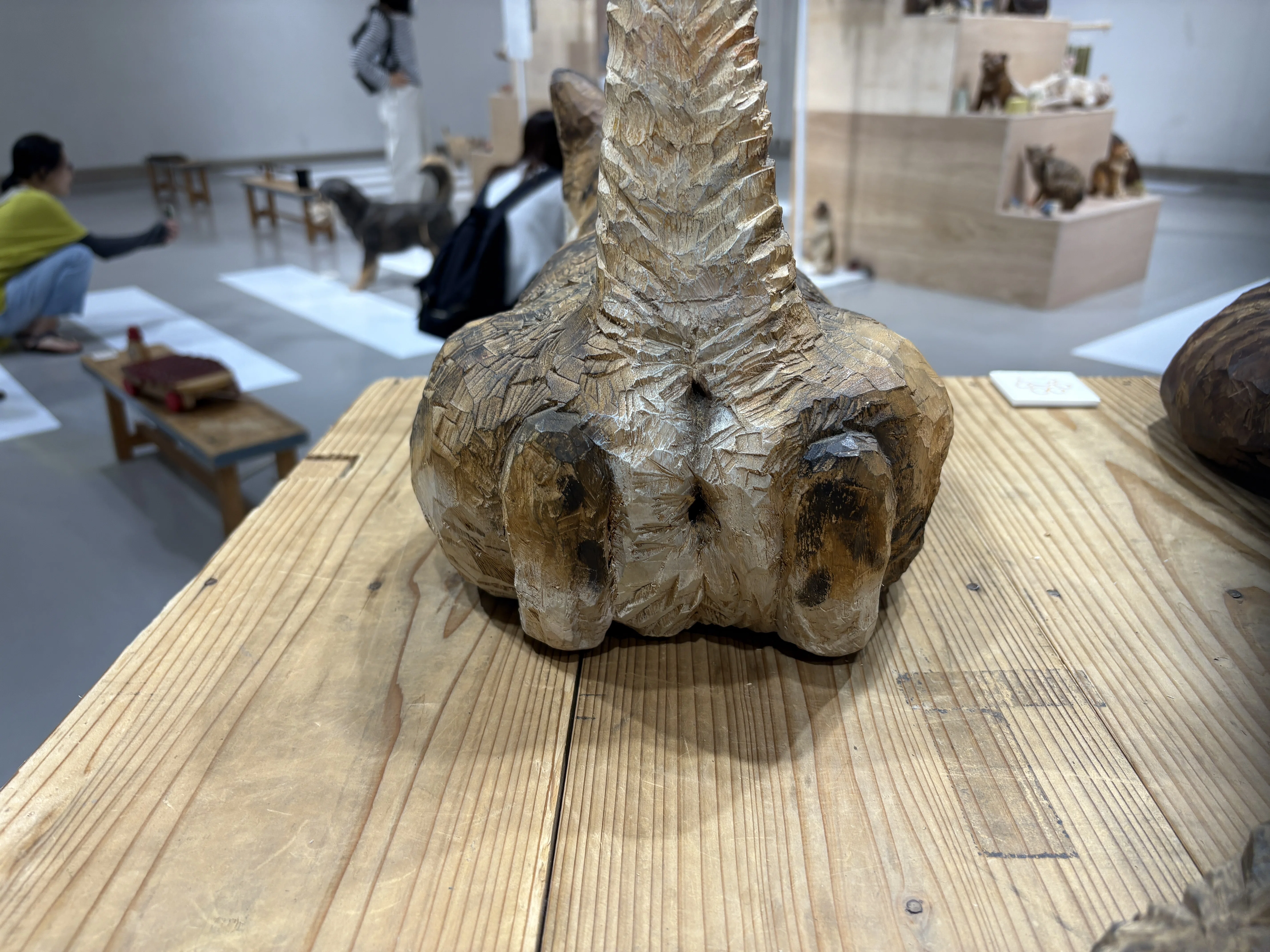 木彫りの犬に、そっと触れる──「はしもとみお彫刻展」にいった日