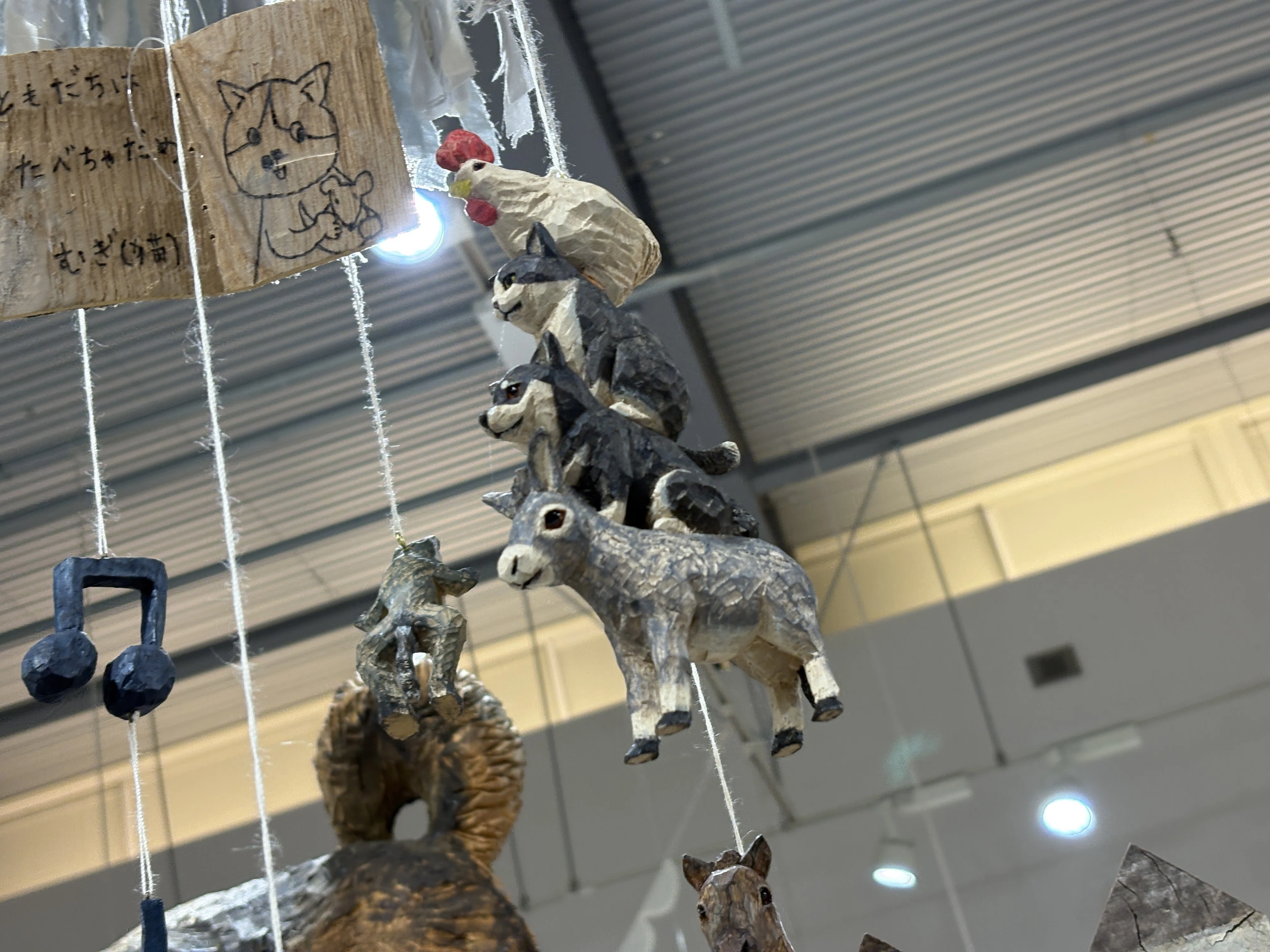 木彫りの犬に、そっと触れる──「はしもとみお彫刻展」にいった日
