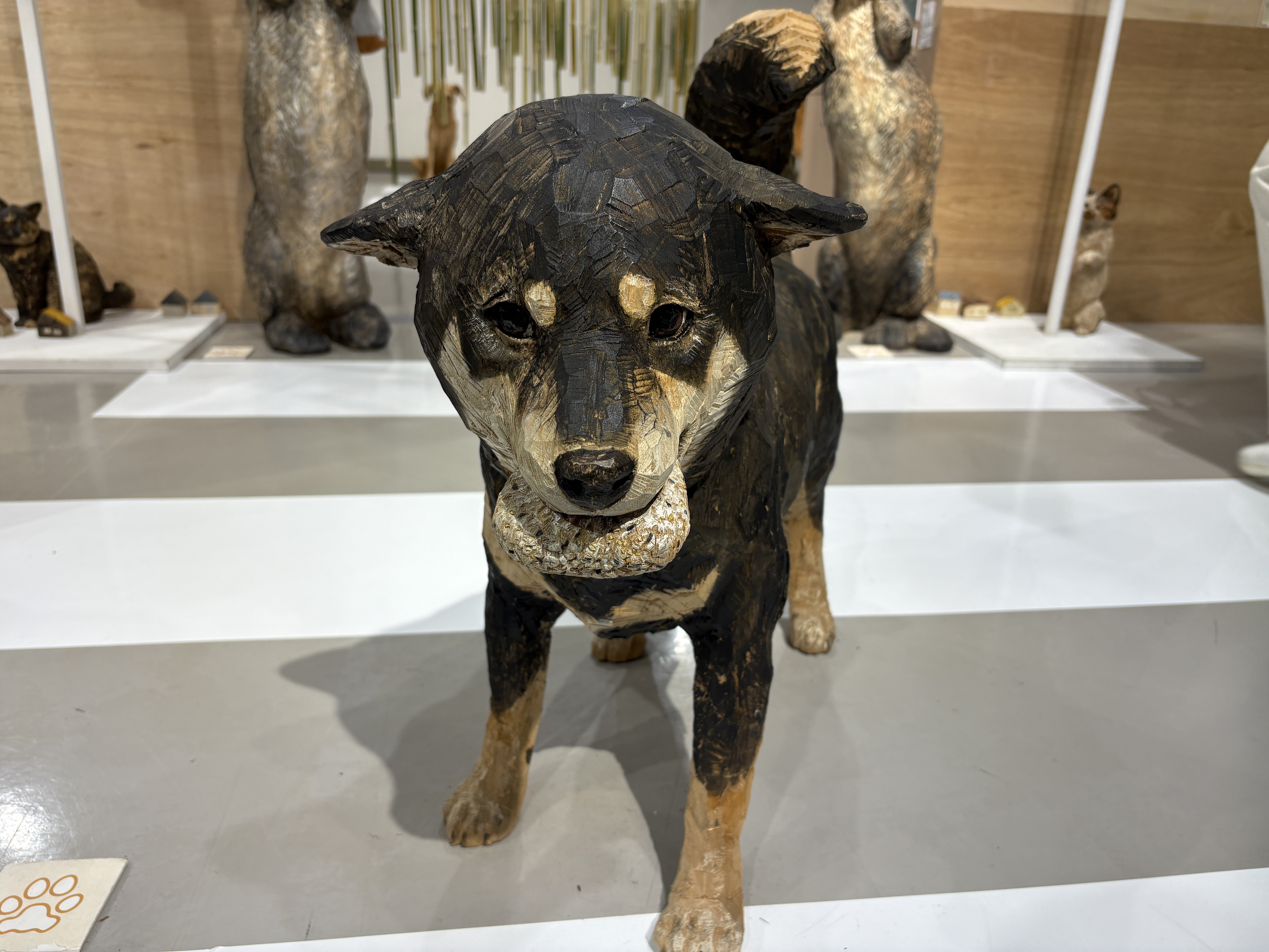 木彫りの犬に、そっと触れる──「はしもとみお彫刻展」にいった