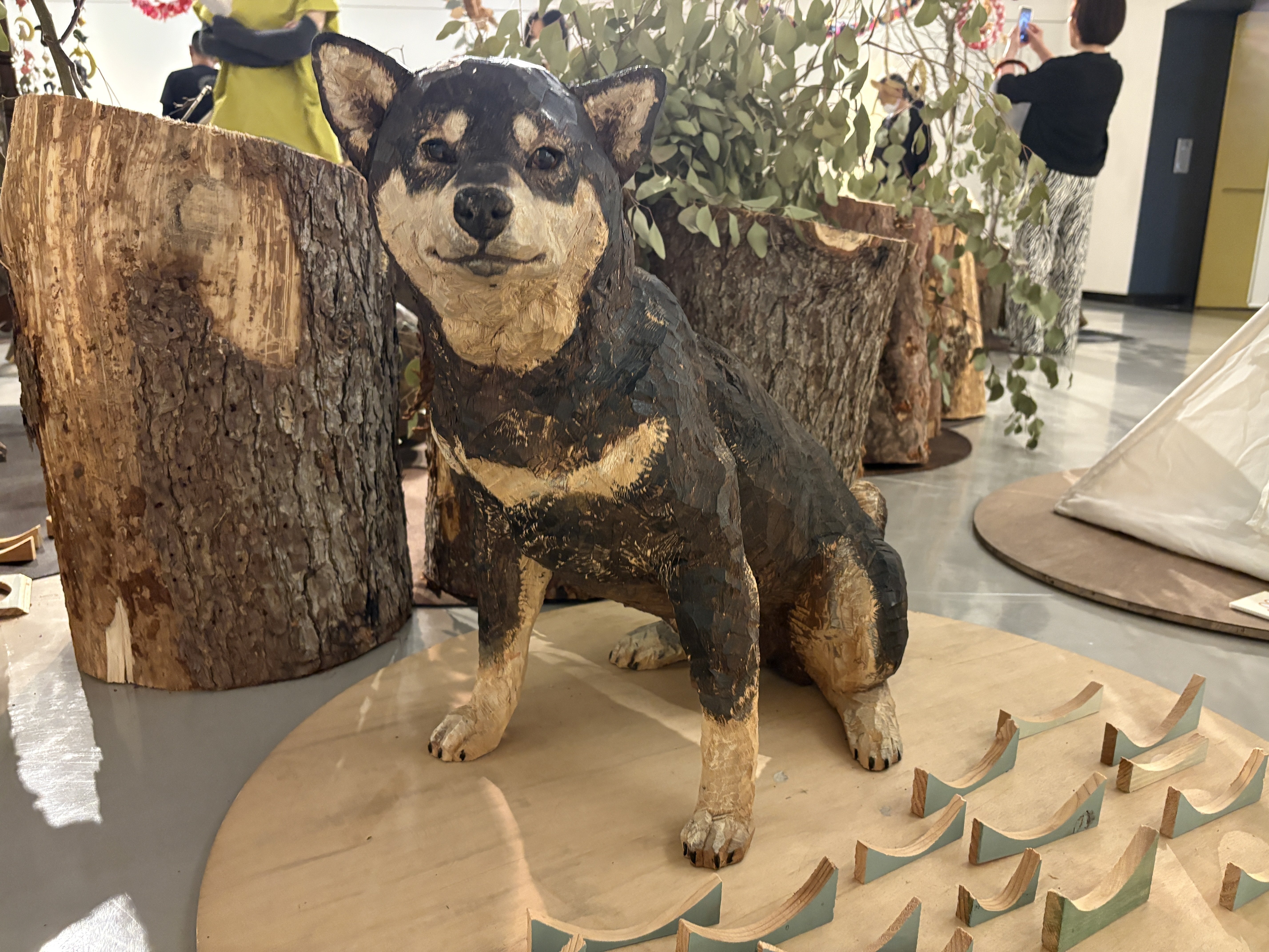 木彫りの犬に、そっと触れる──「はしもとみお彫刻展」にいった日