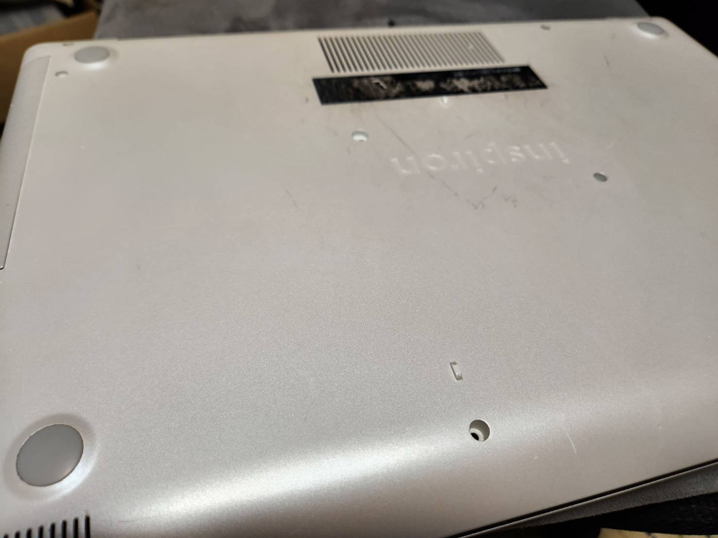 ノートパソコン(DELL)のピープ音トラブルを解決！分解＆掃除で