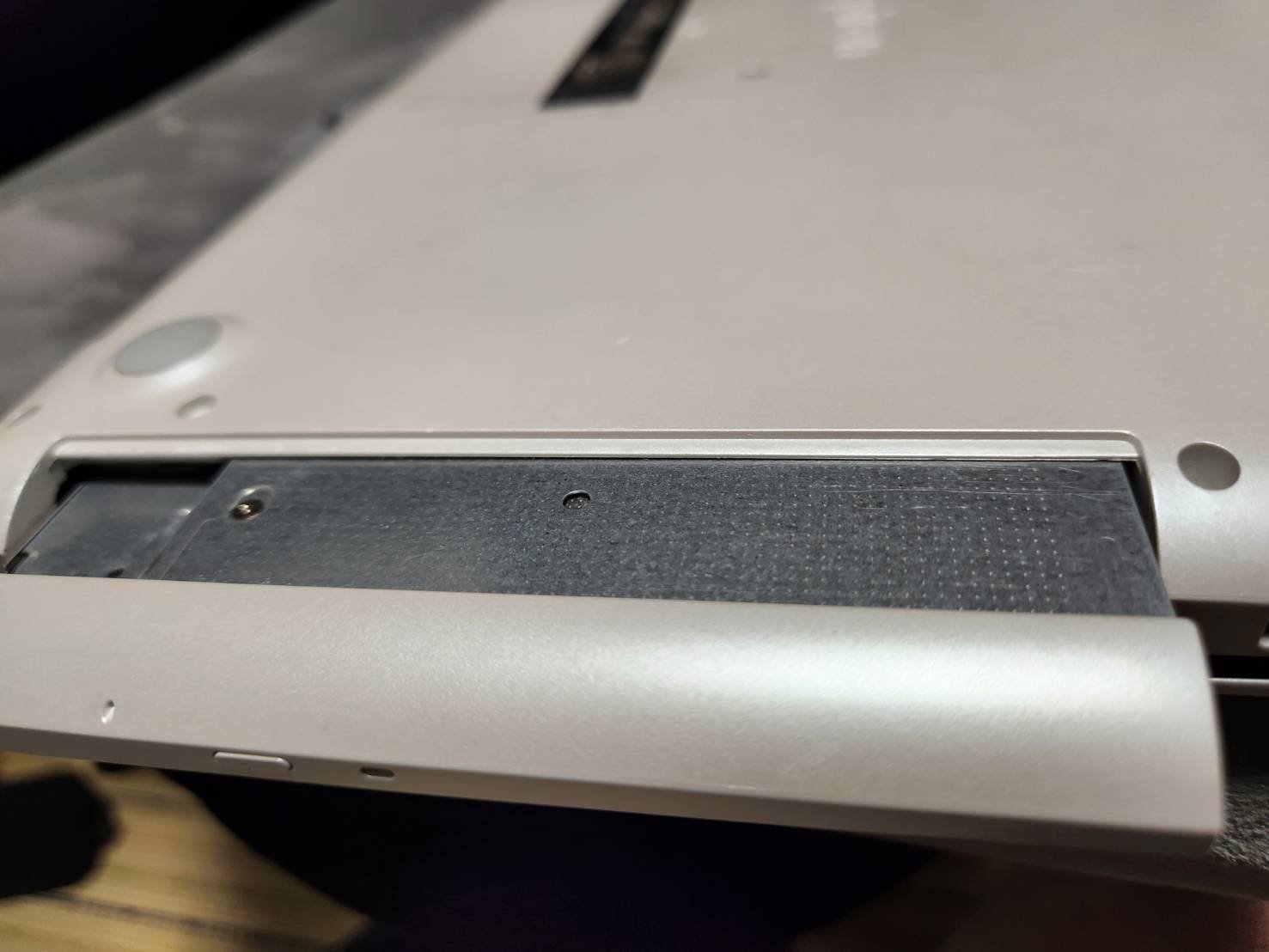 ノートパソコン(DELL)のピープ音トラブルを解決！分解＆掃除で