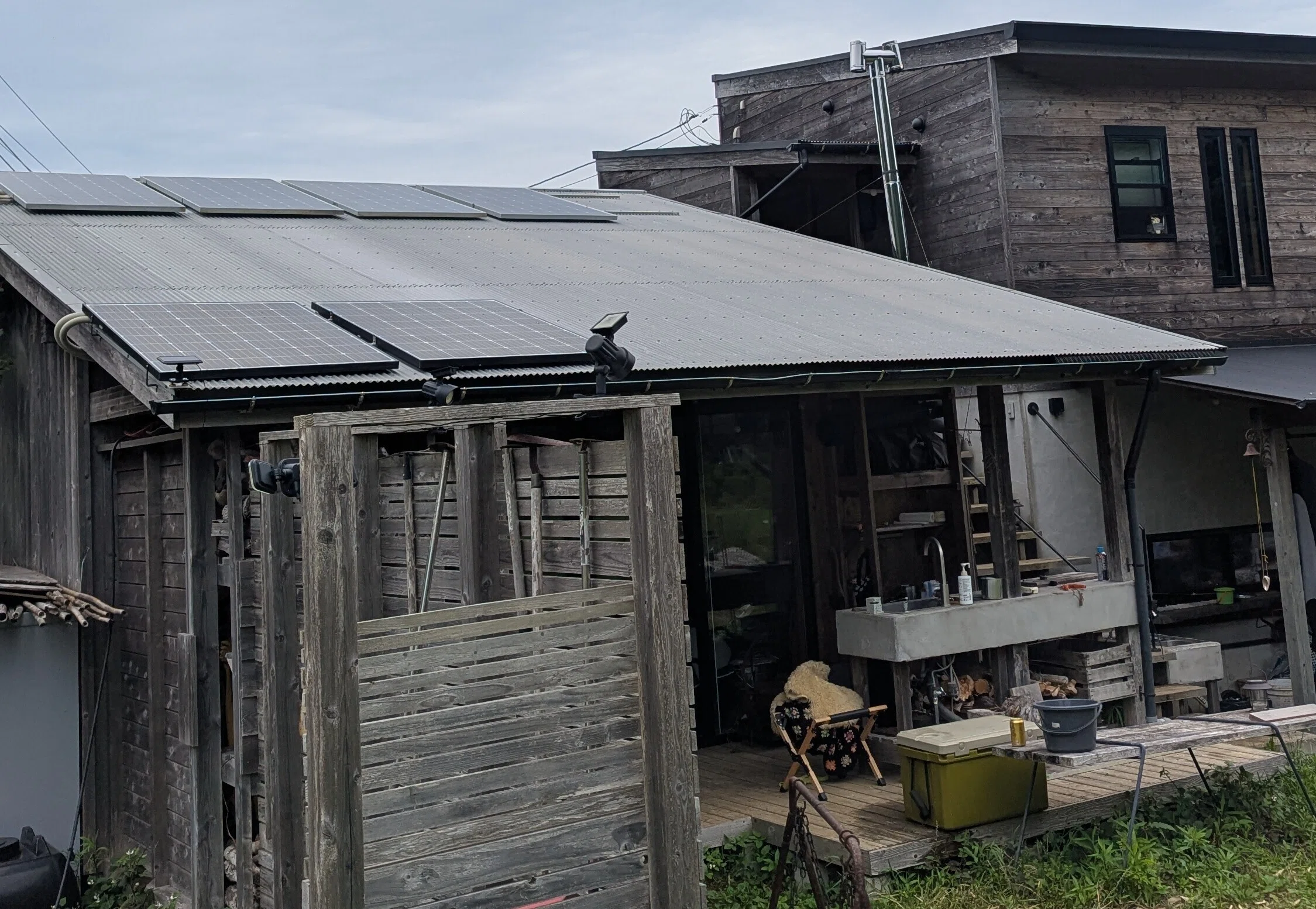 オフグリッド小屋の太陽光発電システムの見直し・増強｜焚き火ヘッズ