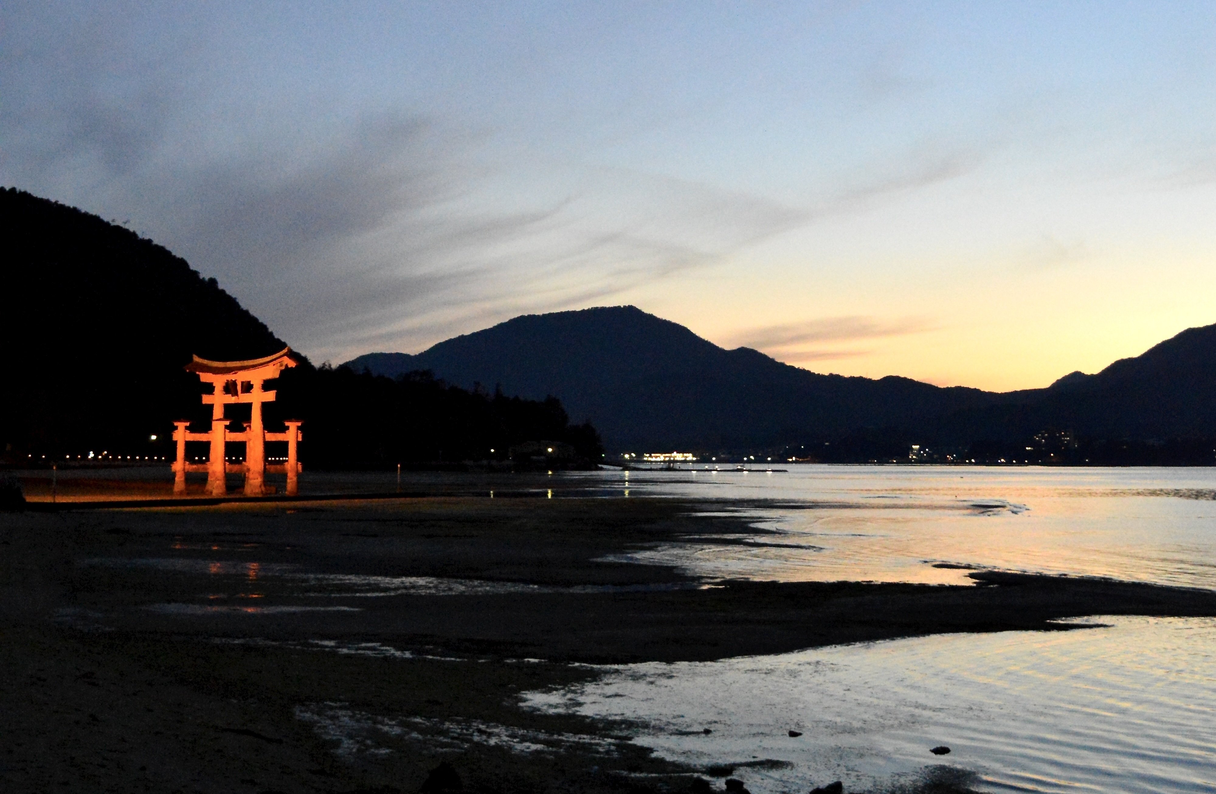 海と新緑が織りなす神の島⓷｜【幻想月夜 厳島神社】｜Tomo＠旅と美食