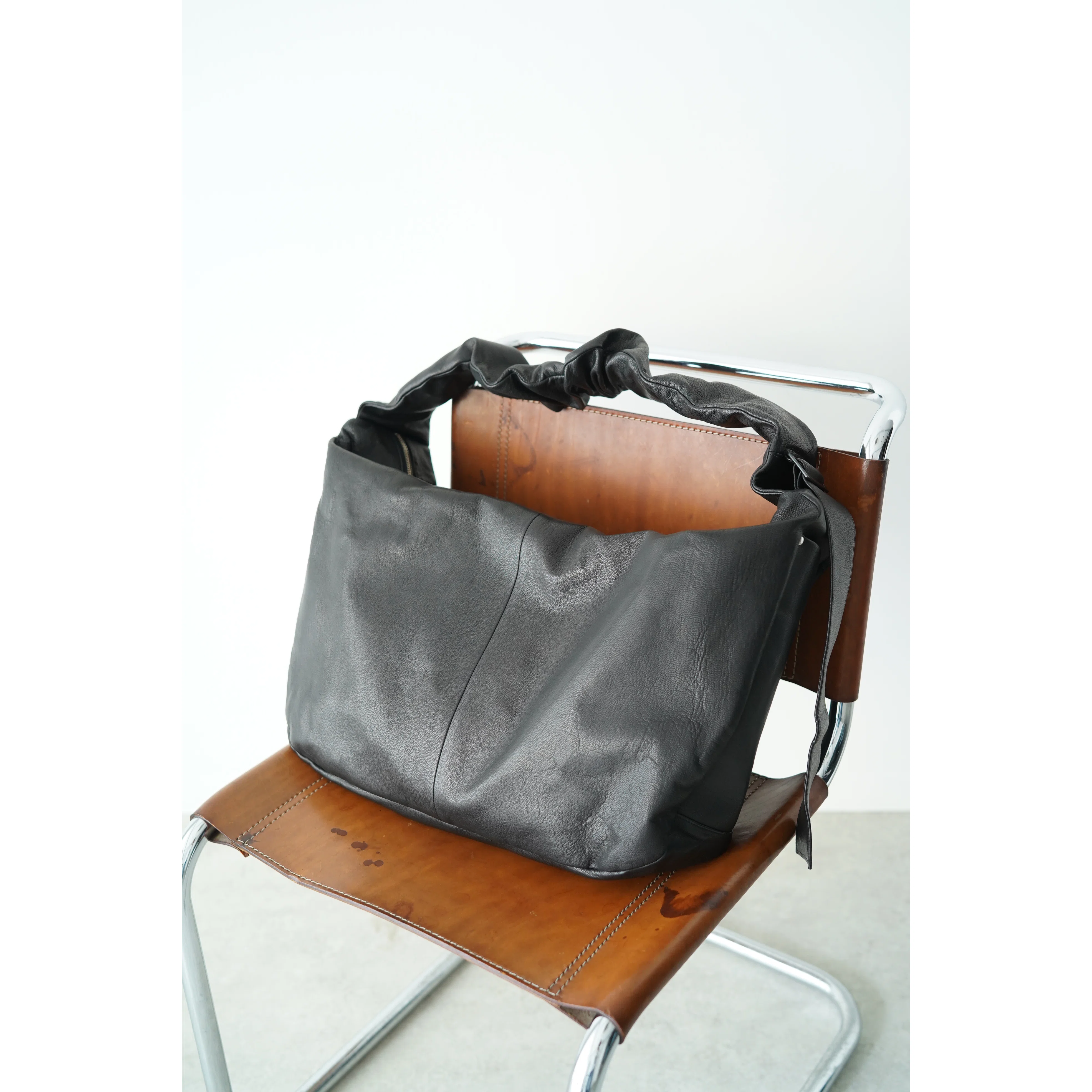 A masterpiece returns this season. ssstein Shirring Handle Leather