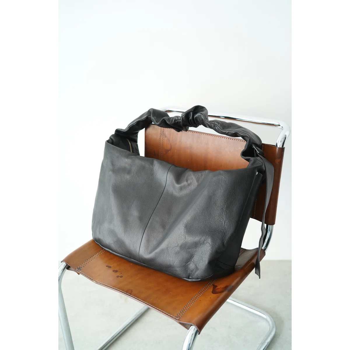 A masterpiece returns this season. ssstein Shirring Handle Leather