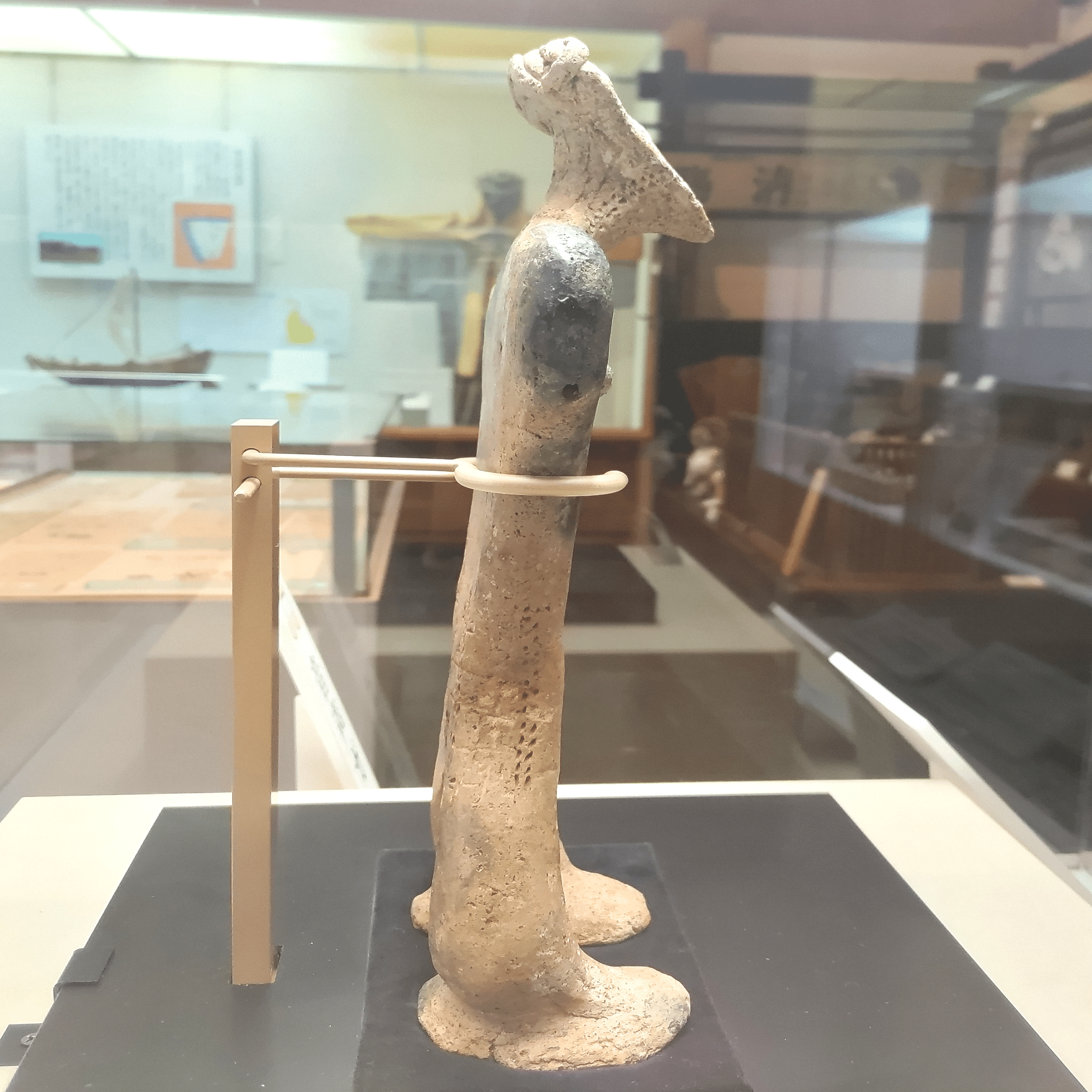 気になる土偶#128：「くらら」が立った！/野辺地町立歴史民俗資料館