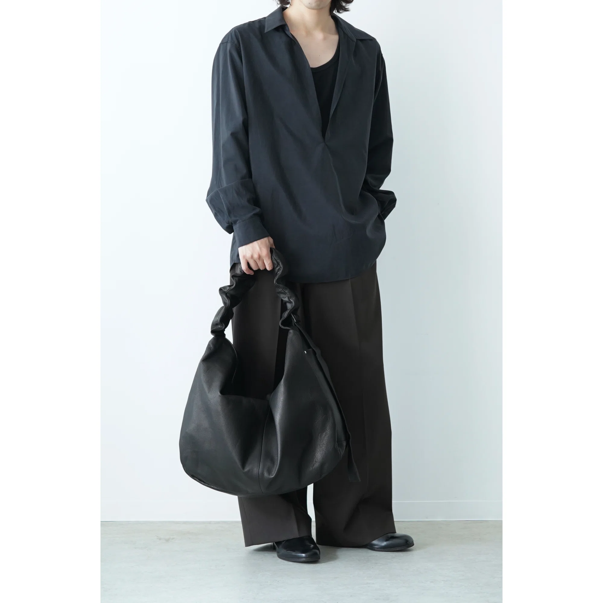 A masterpiece returns this season. ssstein Shirring Handle Leather