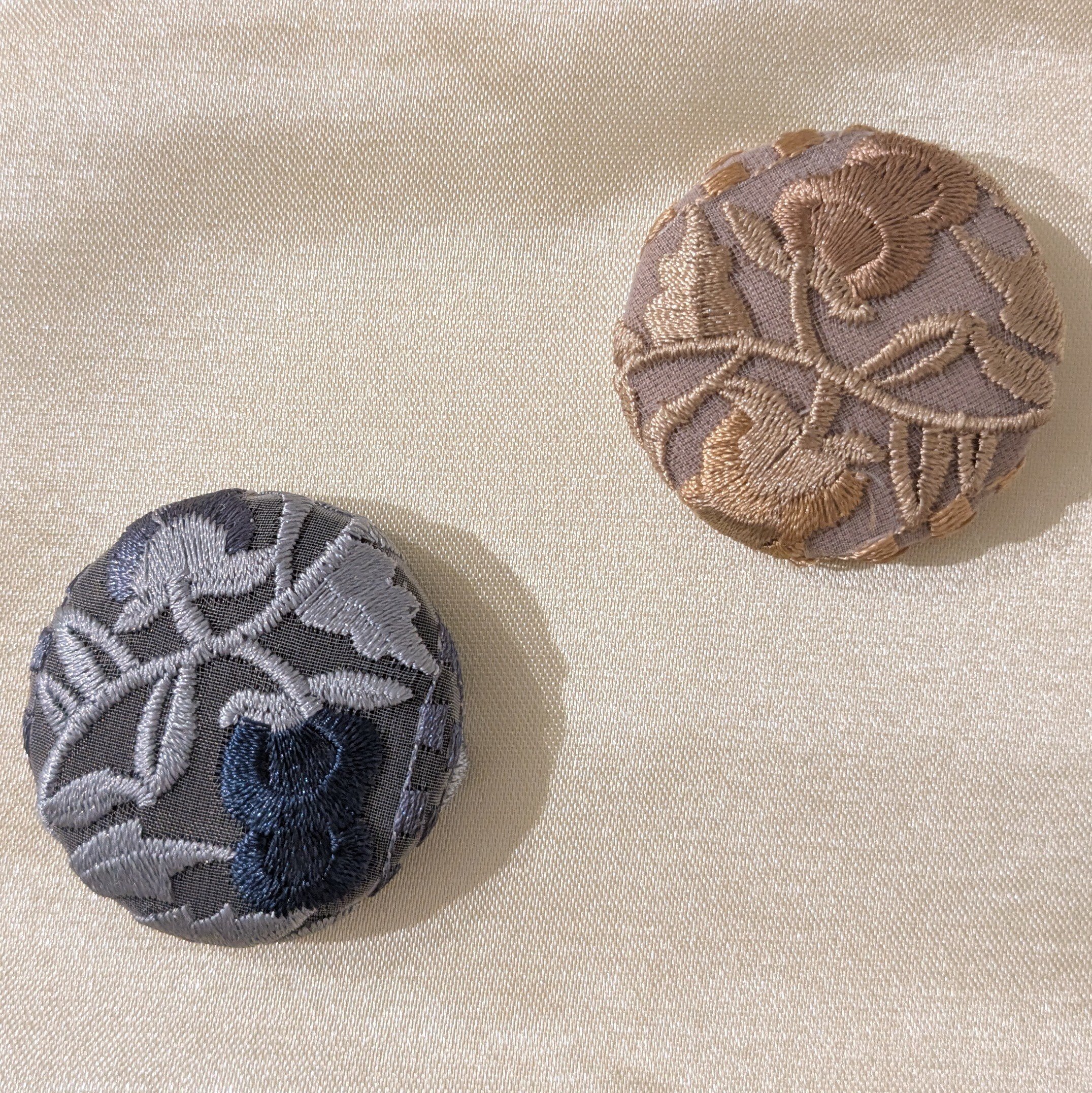 サマーローズ　ハンドメイド　　　　　 リボン刺繍ブローチ　くるみボタン サマーローズ ハンドメイド リボン刺繍ブローチ くるみボタン