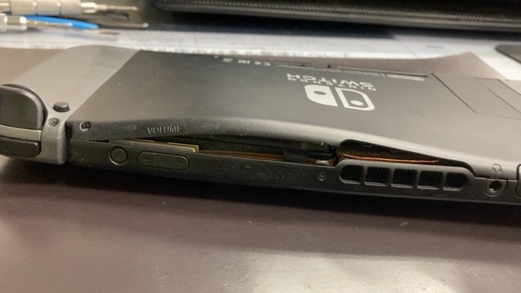 ニンテンドースイッチ (switch) [バッテリー膨張あり] バッテリー膨張が原因で背面パネルにヒビ割れが発生したNintendo