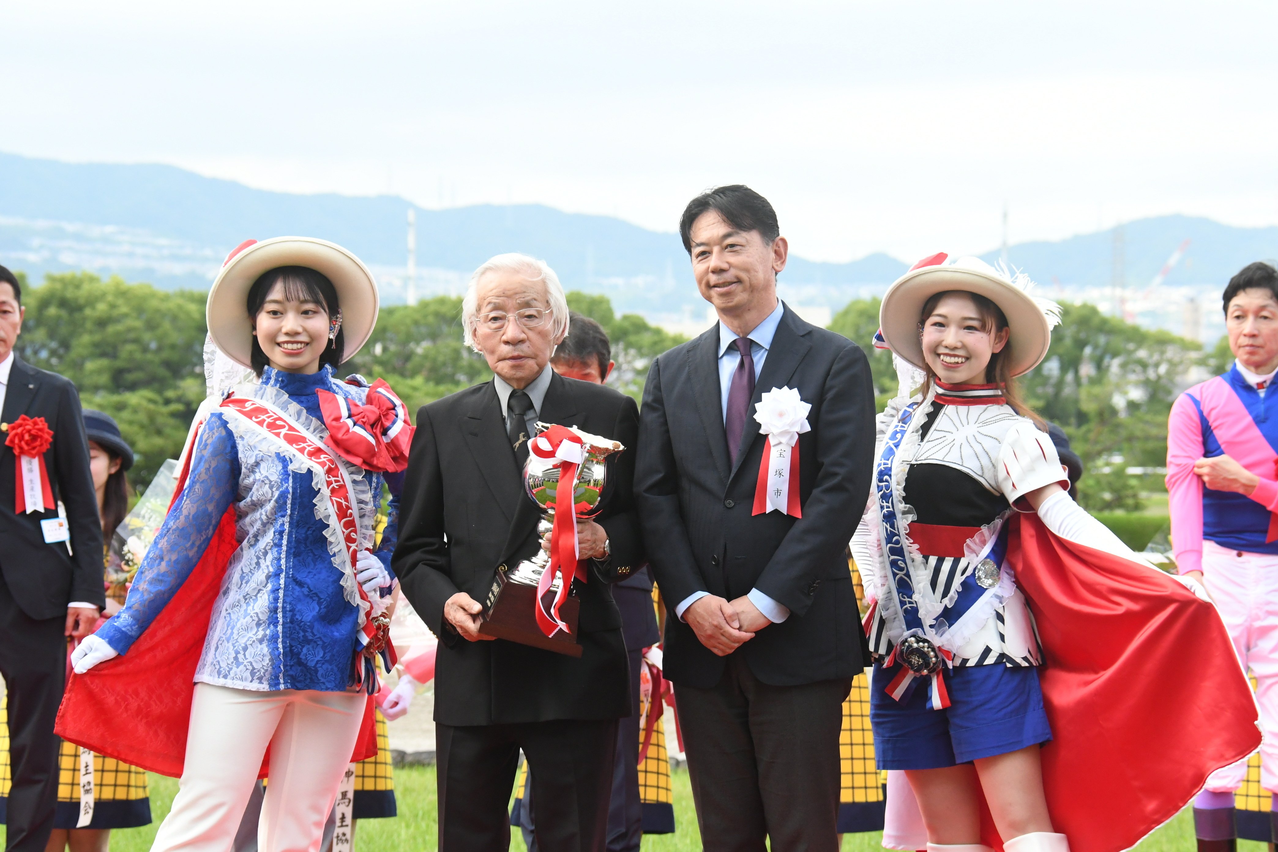 宝塚記念　非売品　ピンバッジ　競馬　貴重　箱付き 宝塚記念 非売品 ピンバッジ 競馬 貴重 箱付き