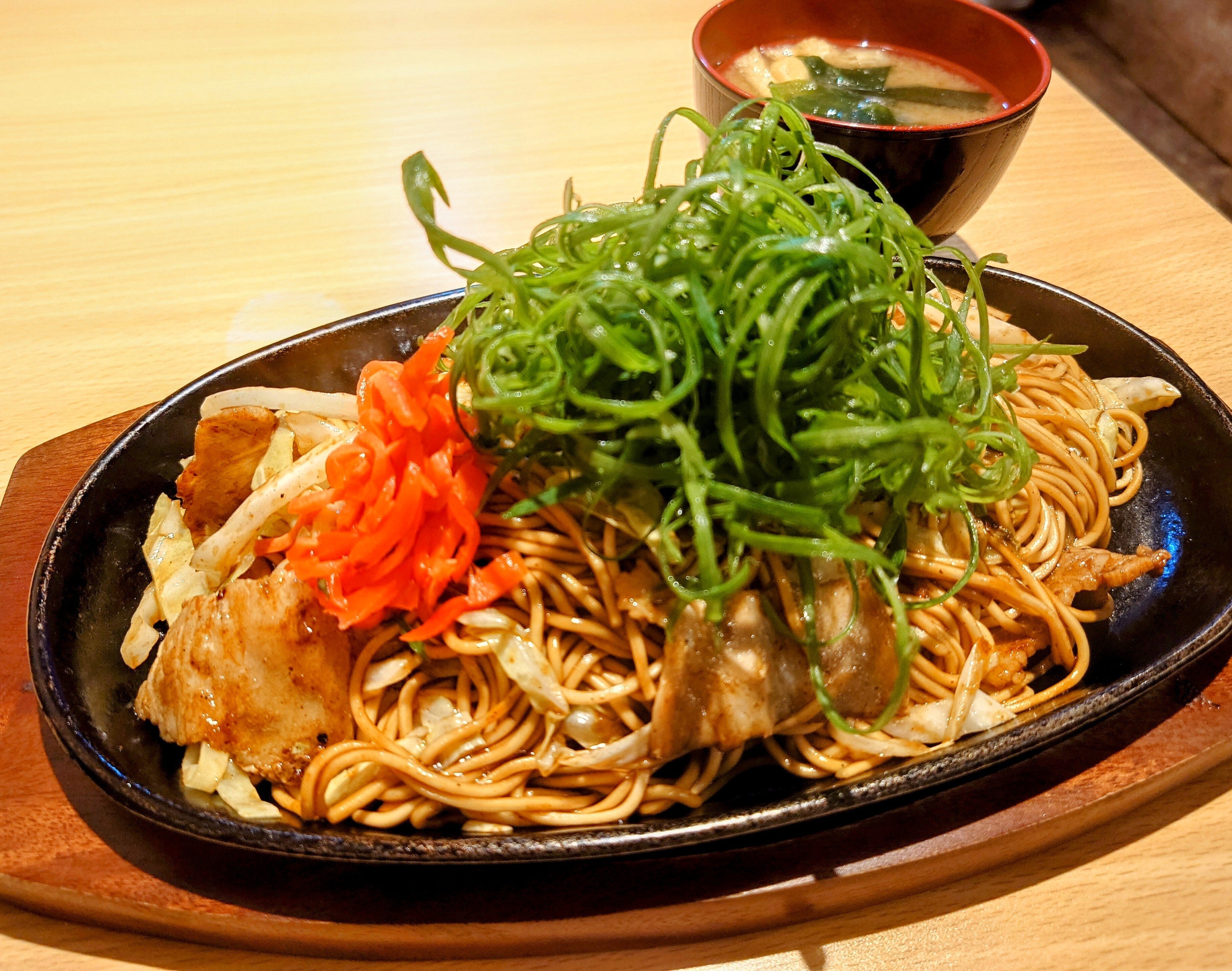 九条ネギたっぷりの京都系焼きそば／赤坂「焼きそば専門天」｜菅野ノリヒコ