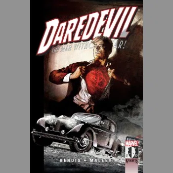 Daredevil: Golden Age カバー画像。雨の中、黒いクラシックカーが走っていて、その背後に脱ぎかけた私服の下にデアデビルのスーツが見えるマットが立っている