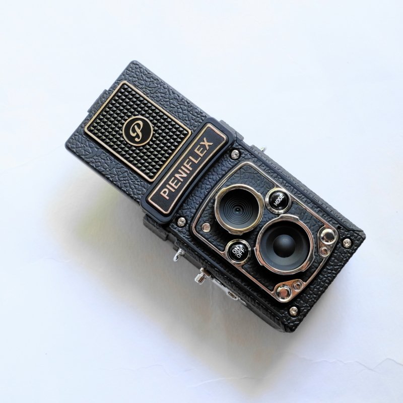 二眼レフ・トイカメラ「ピエニフレックス・エム」は、カワイイだけじゃ
