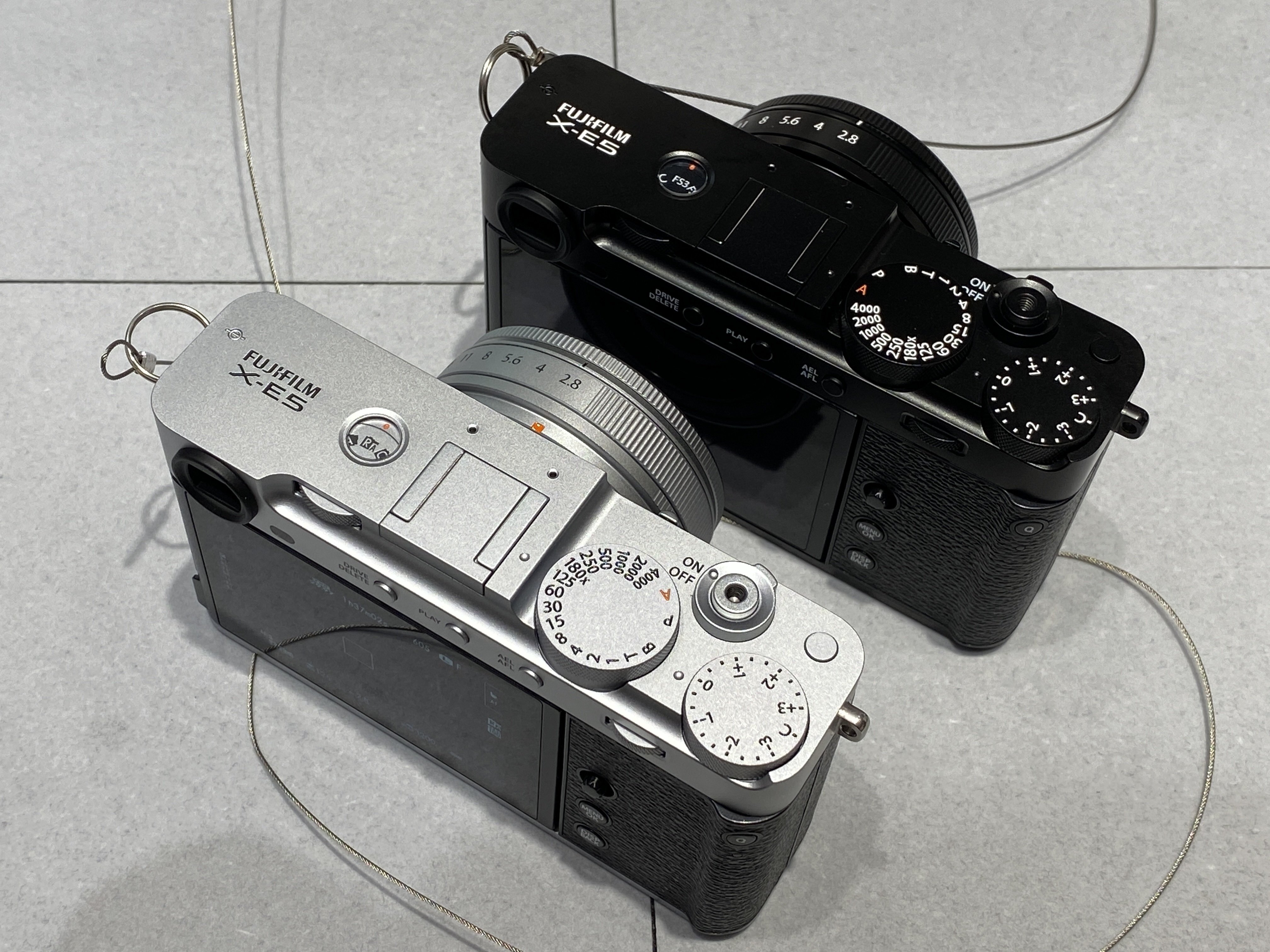 高すぎる」の声の裏で…。FUJIFILM X-E5の価格設定に隠された