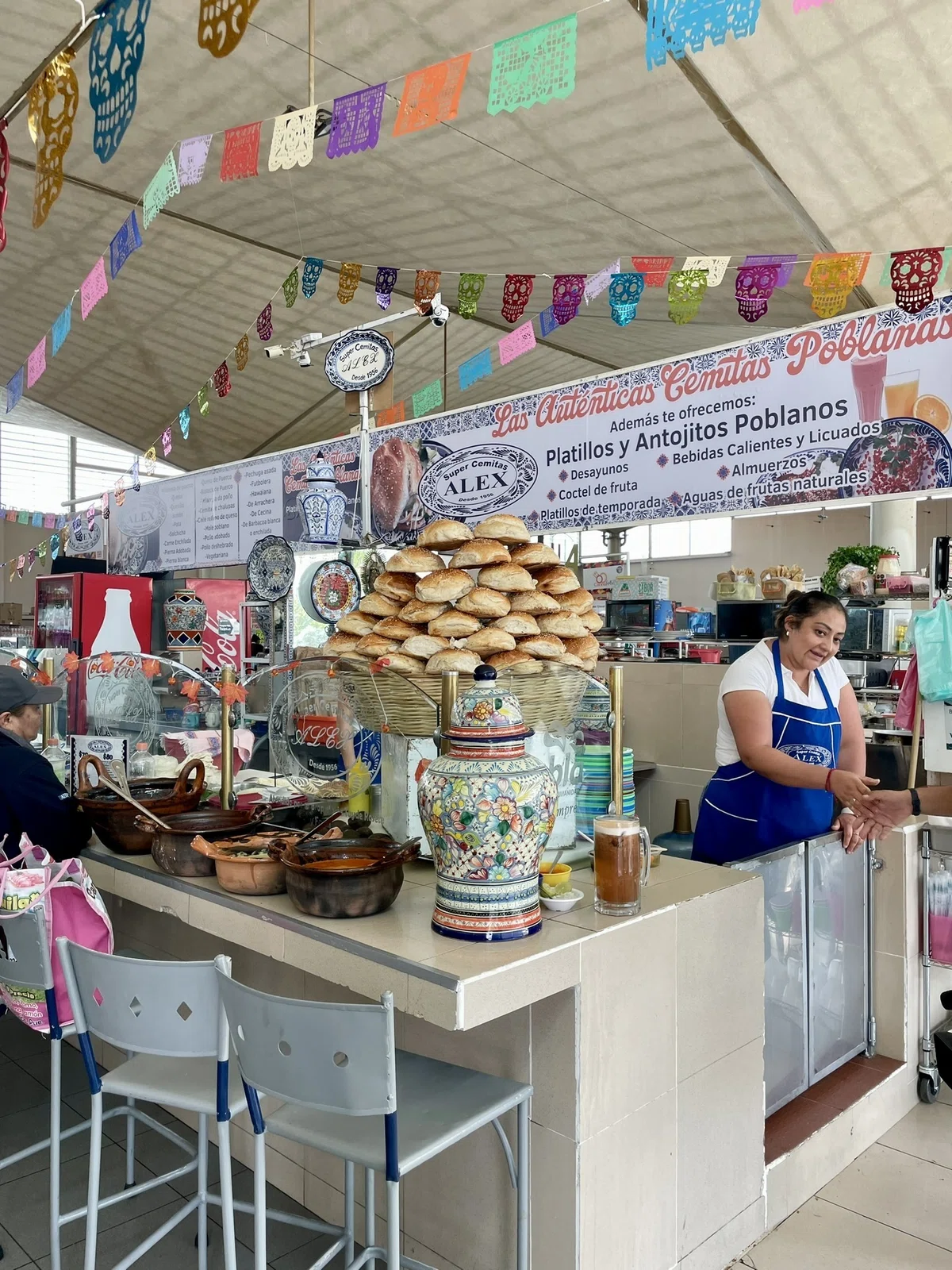 店番をするメキシコ人女性