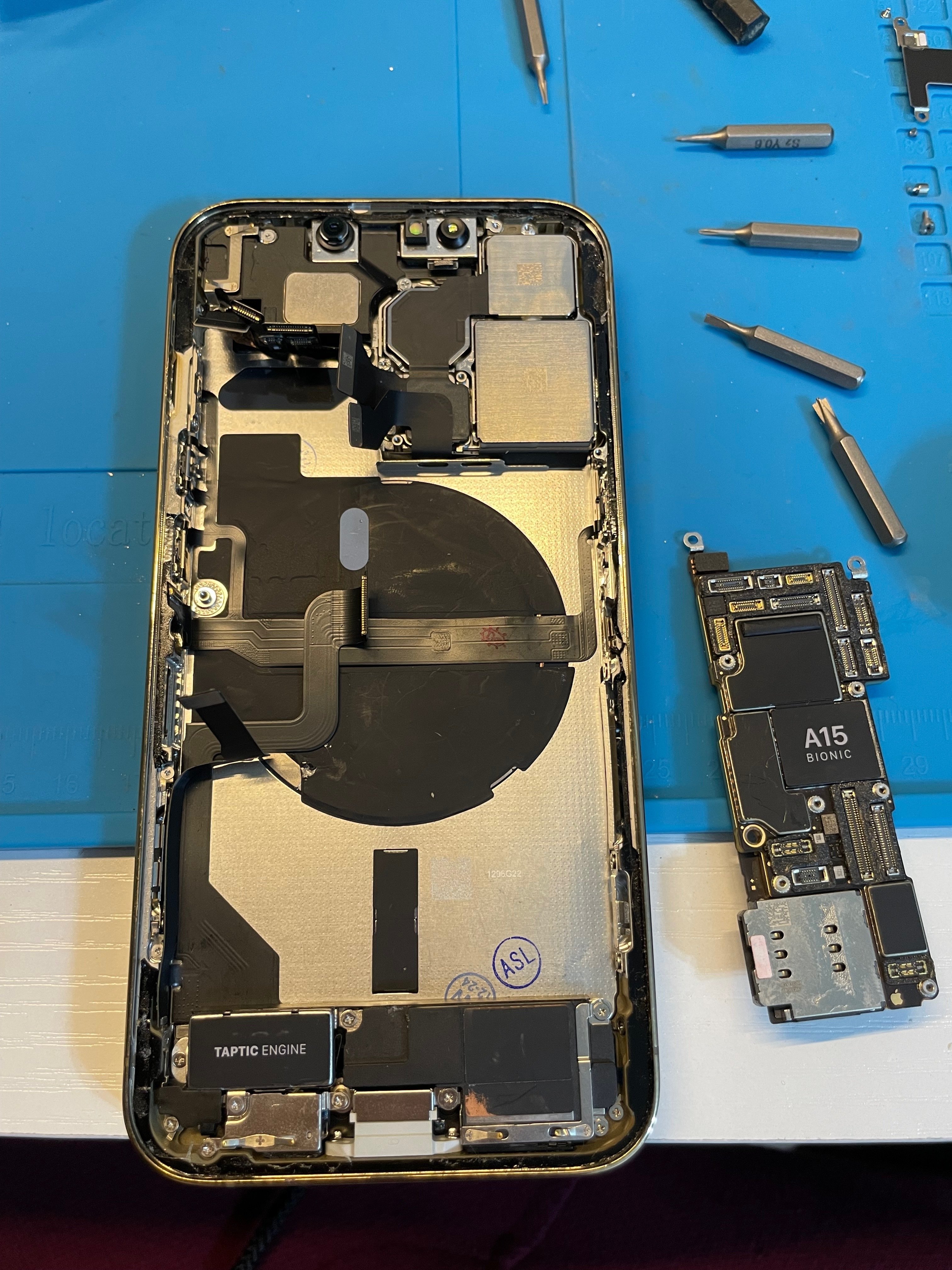 友人のiPhone13 Proを修理した話｜偏食ヤギさん