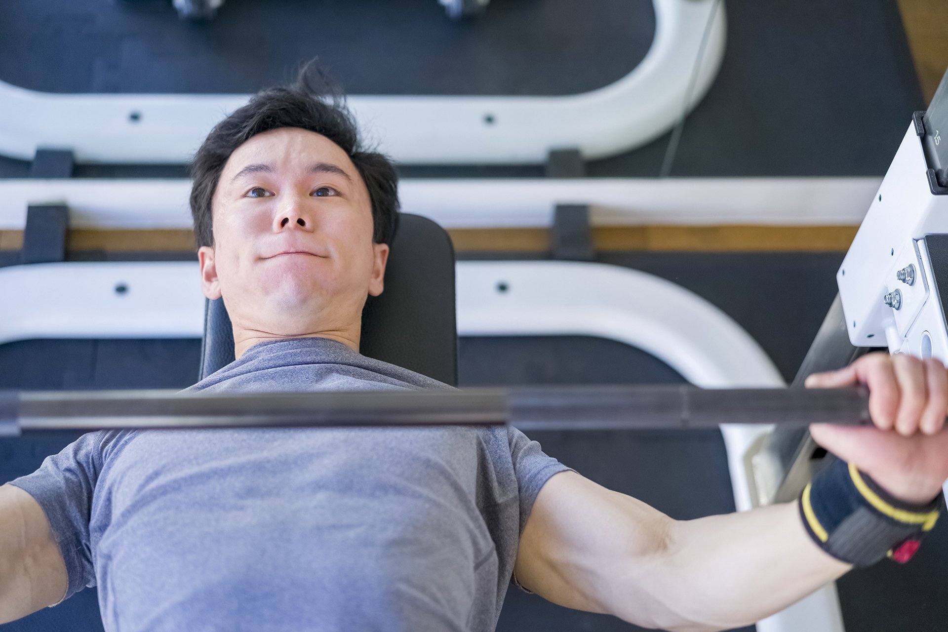 ベンチプレス初心者向け】 9連覇の伝説的ボディビルダー・鈴木雅選手が