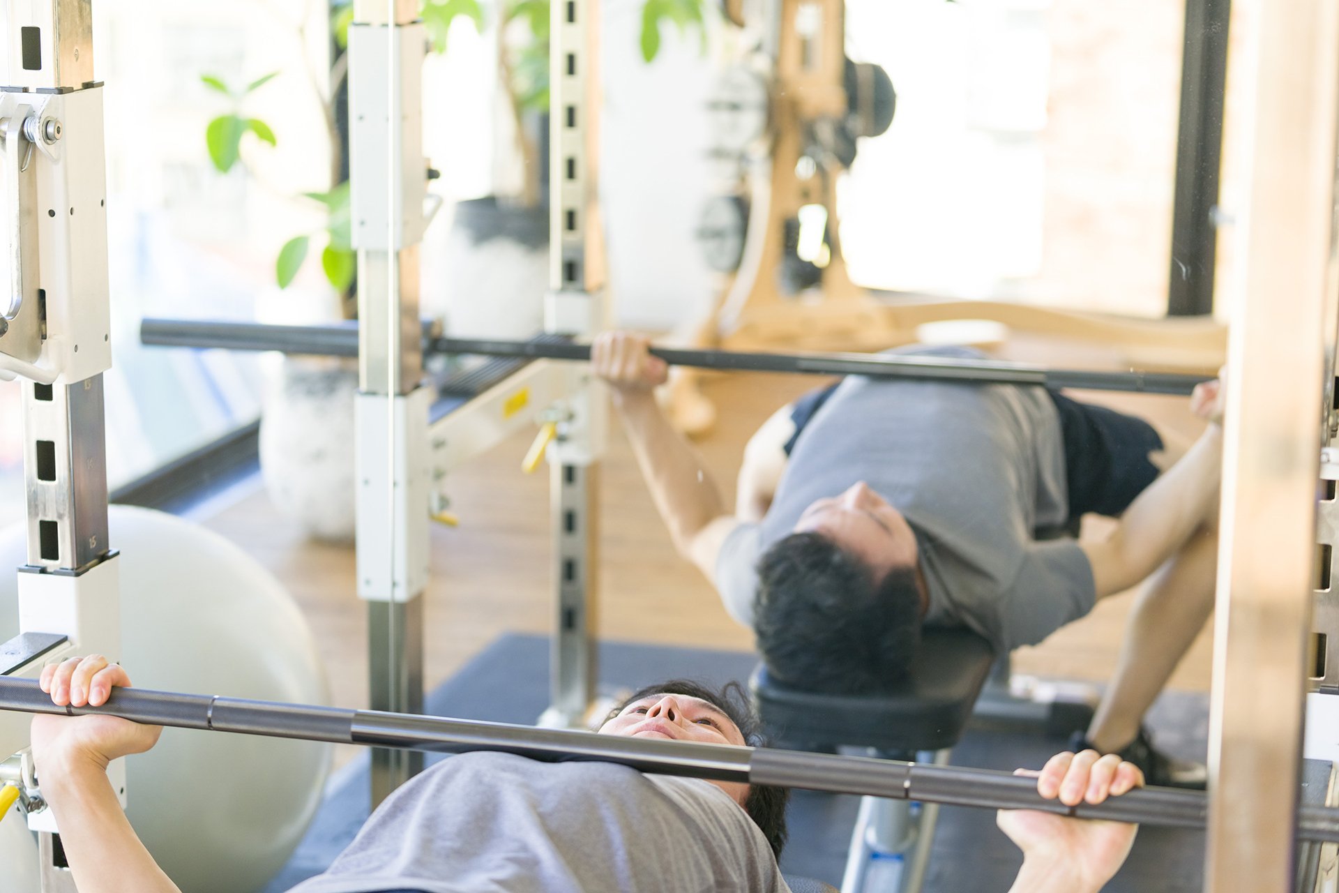 ベンチプレス初心者向け】 9連覇の伝説的ボディビルダー・鈴木雅選手が