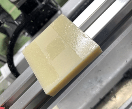 加工未経験の広報による加工実演奮闘①～粉雪舞う展示はいつもすれ違い