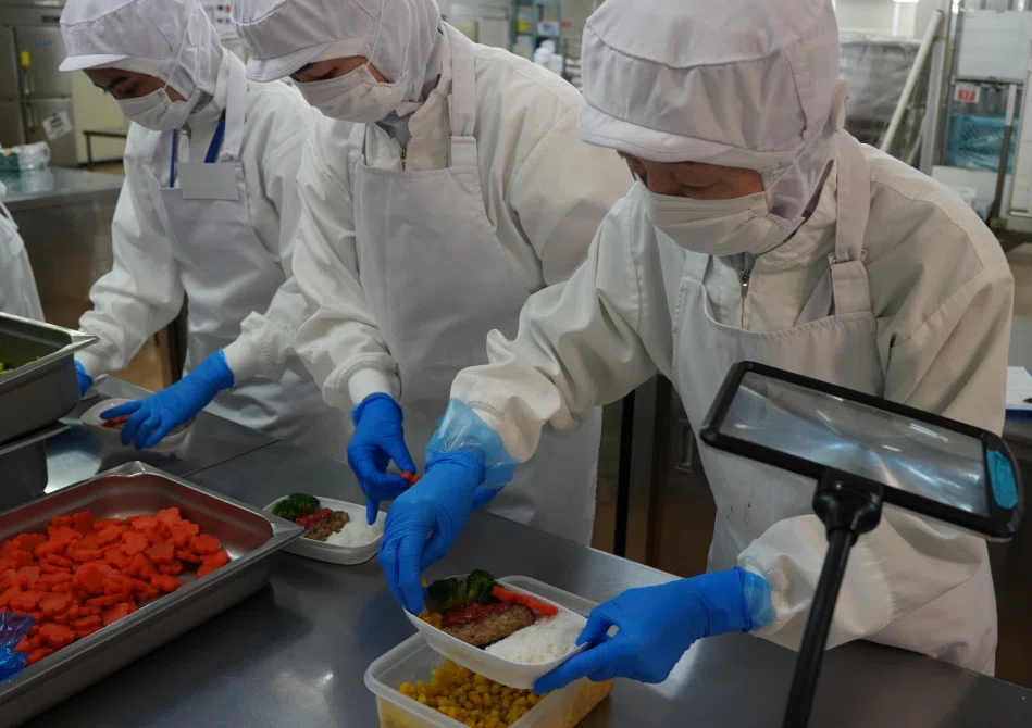 北海道 新千歳空港「機内食工場」に密着！｜王子グループ