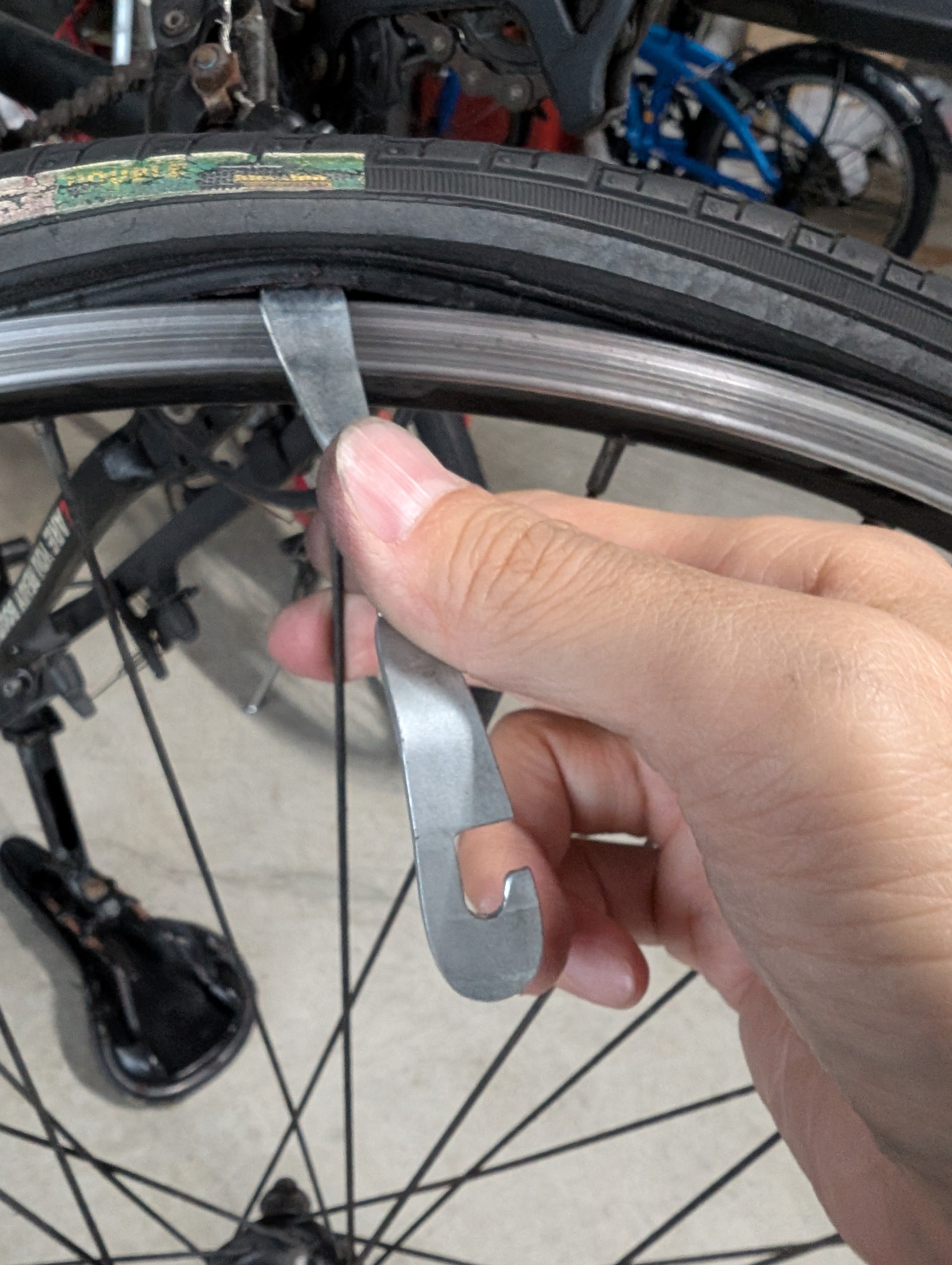 クロスバイク(後輪タイヤチューブ破損) 自転車のパンク、チューブ・タイヤの破損 - バイシクル A to Z