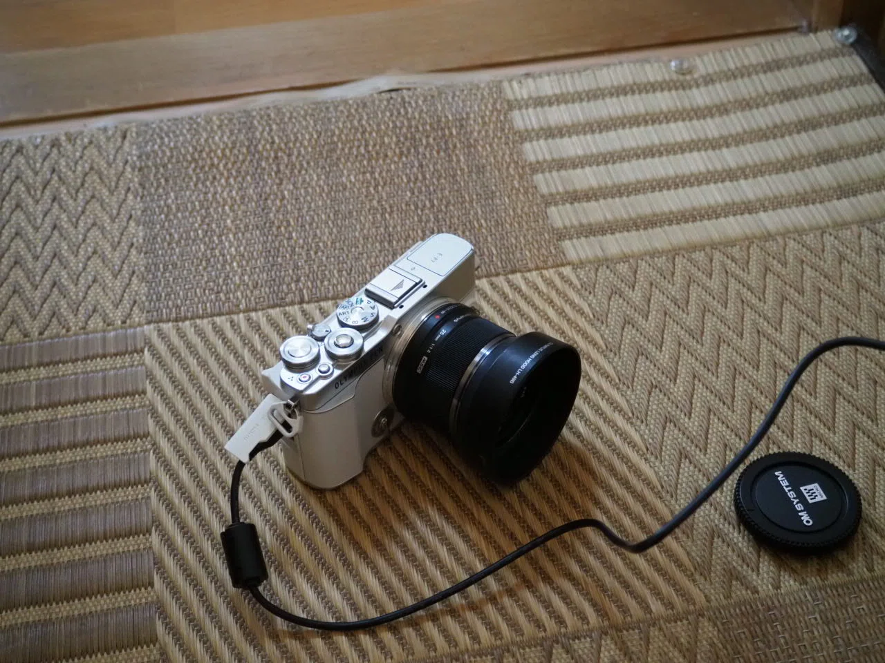 OLYMPUS E-P7 ホワイト 14-42ズームレンズ自動開閉キャップ付き OLYMPUS E-P7 ホワイト 14-42ズームレンズ自動開閉キャップ付き
