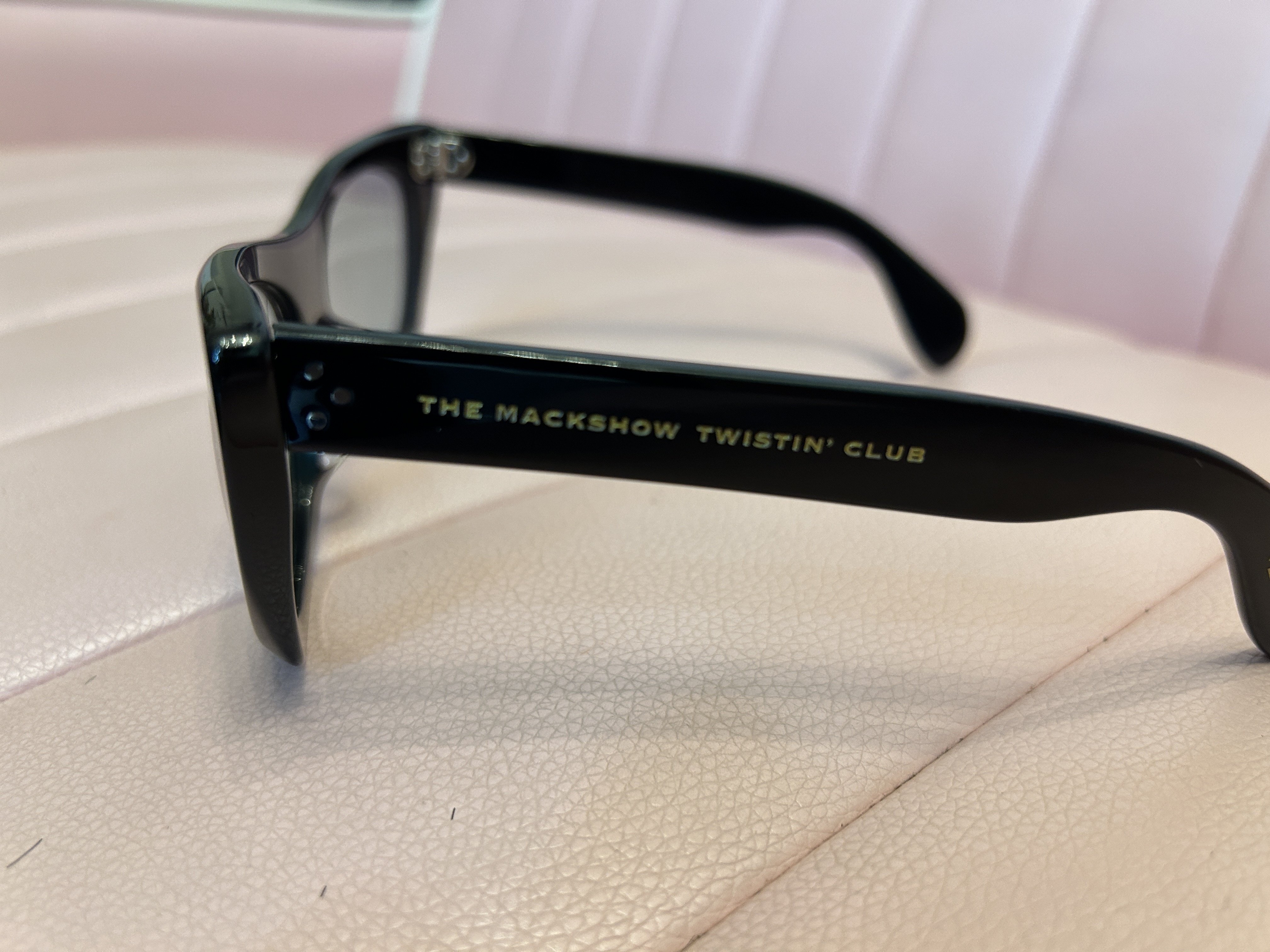 ザ マックショー の オリジナル サングラスに、度数を入れること