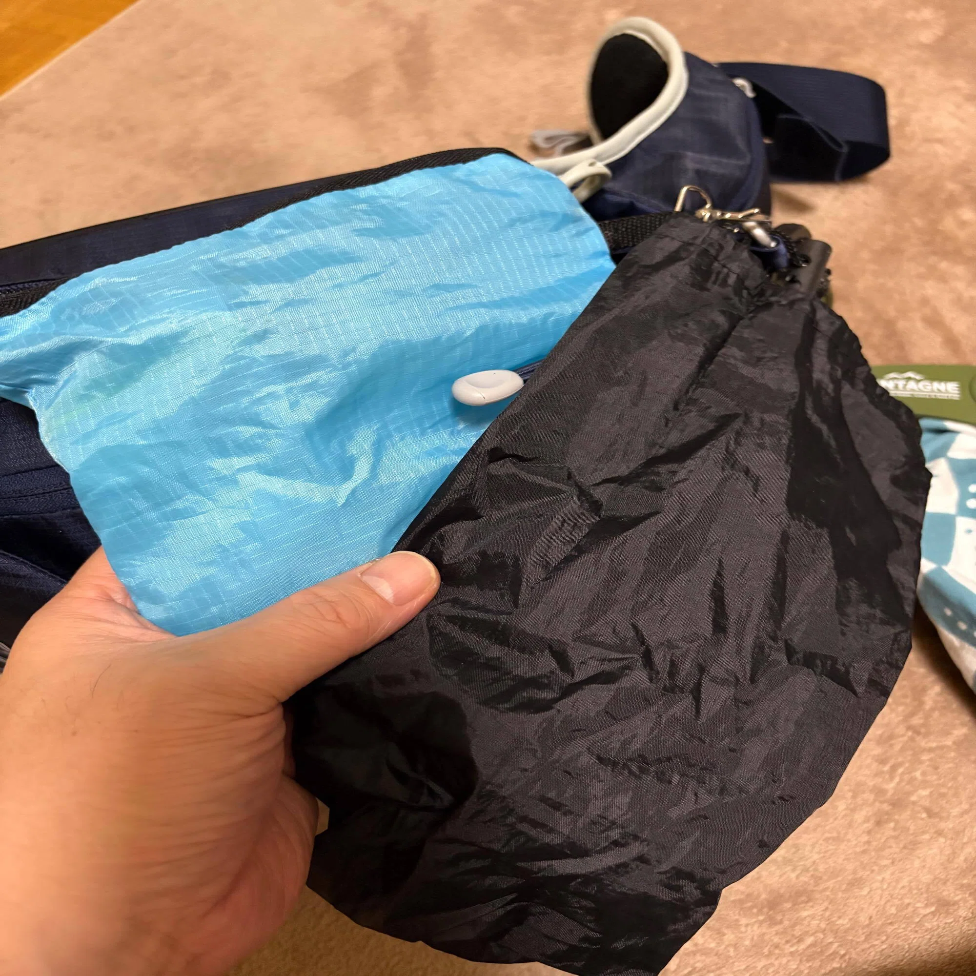 春から秋にかけてのライトハイクには背中が涼しいヒップバッグを活用 