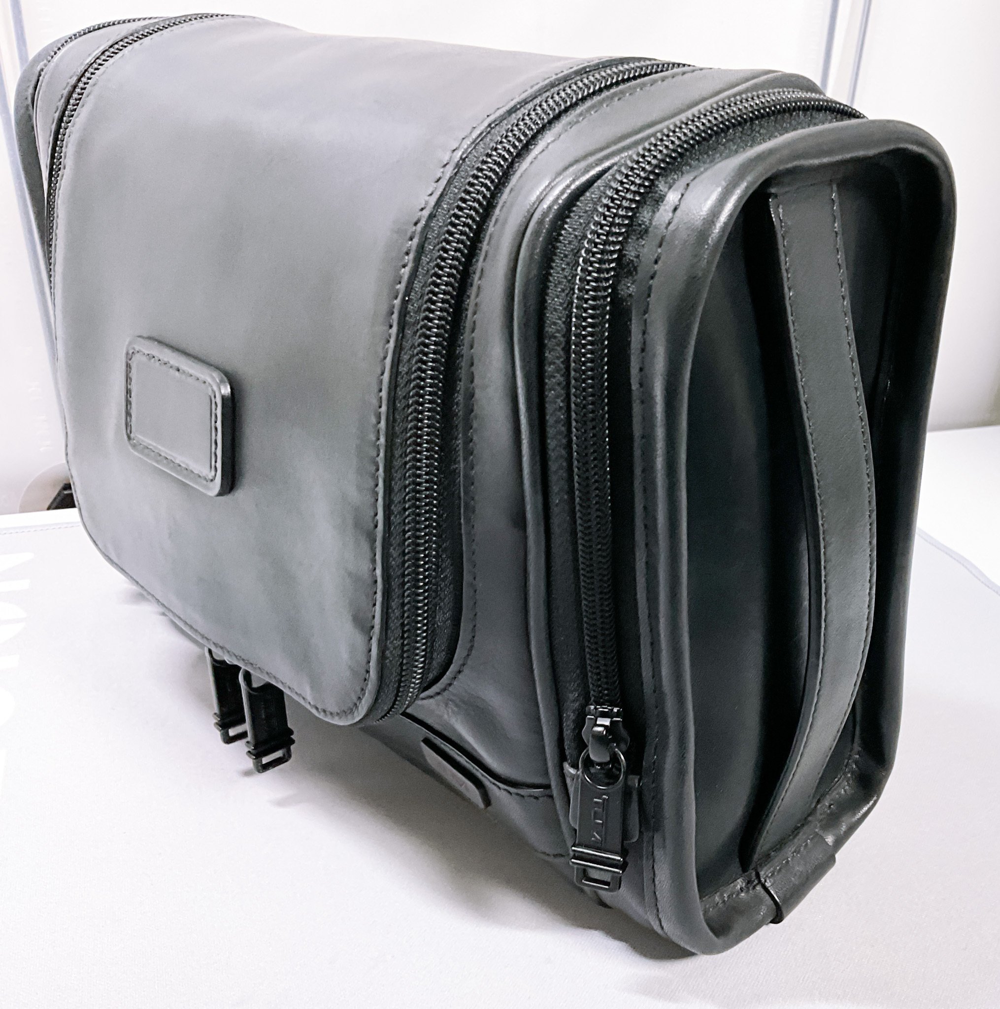 TUMI】「ハンギング・トラベル・キット」レビュー ”デカいこと以外は