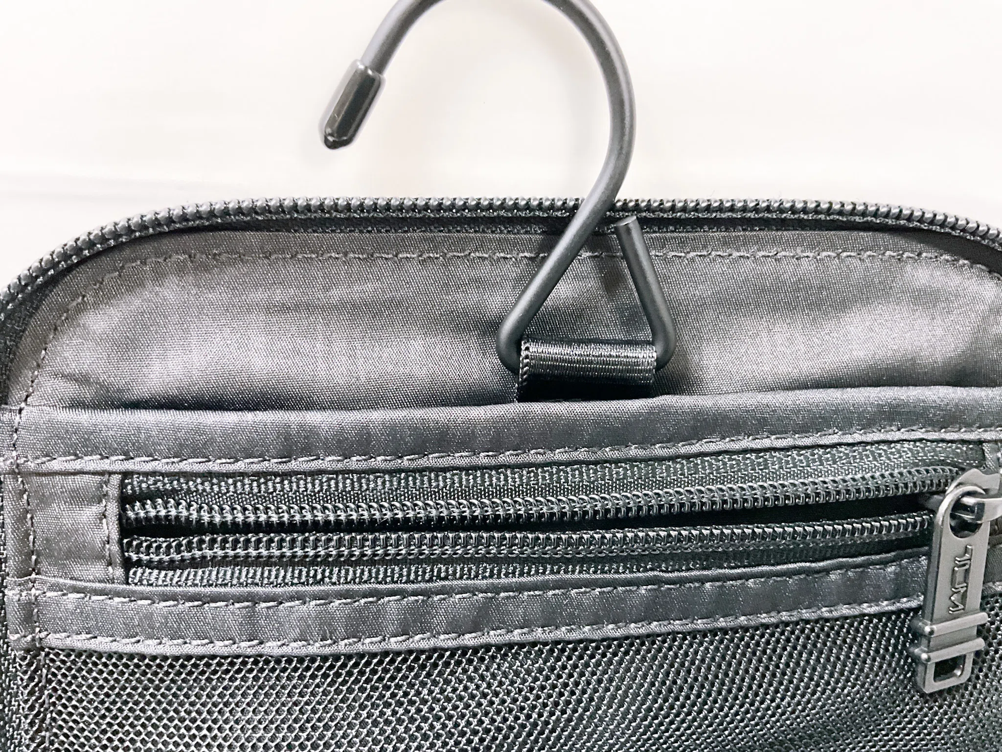 TUMI】「ハンギング・トラベル・キット」レビュー ”デカいこと以外は