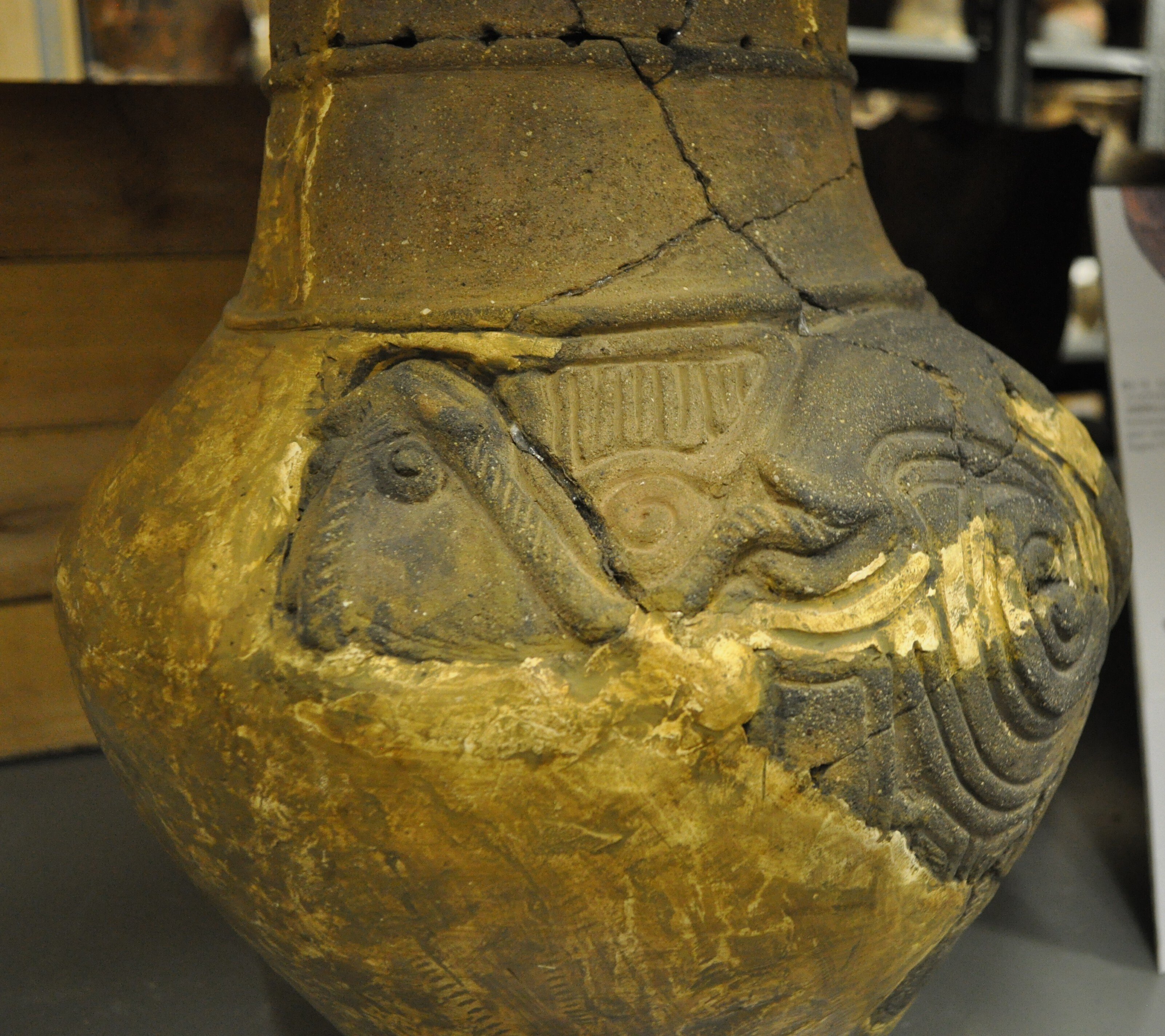 縄文土器と銅鐸の蛇にくわえられたカエルの構図｜ヒデチャコ