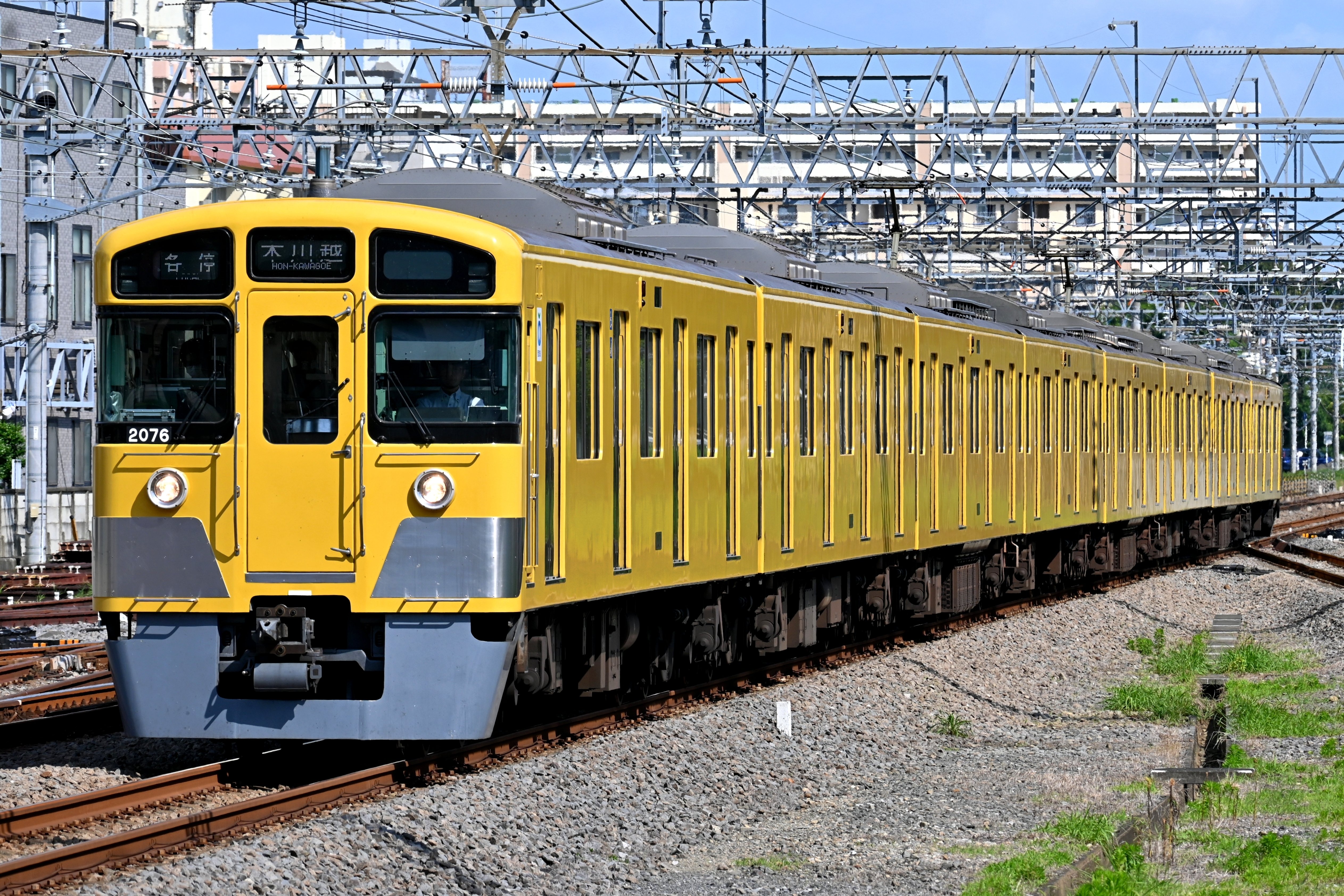 西武2000系 残り1本の小窓編成が新宿線を力走！｜隣の芝生は隣の芝生