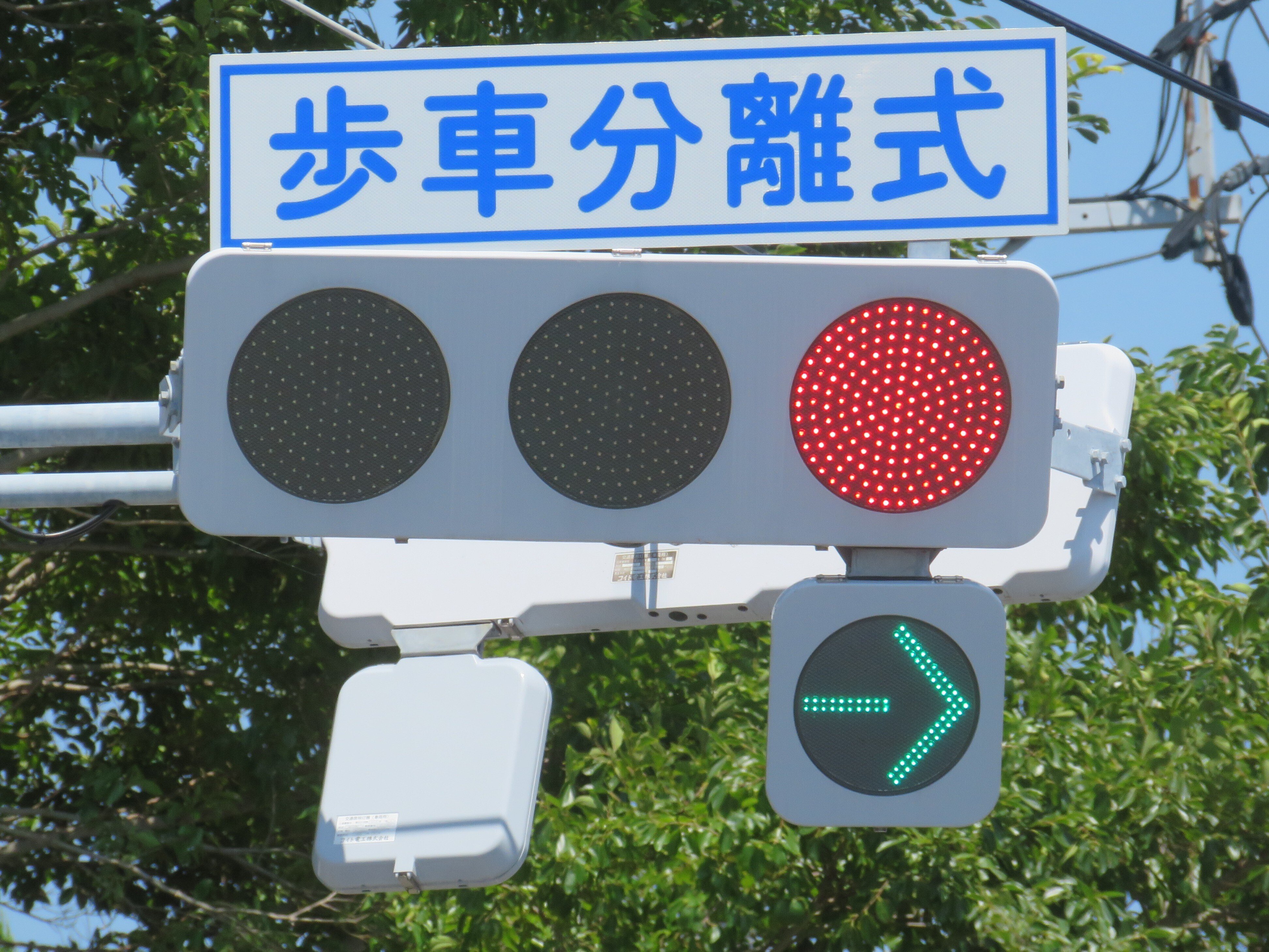 山口県13の市すべてに低コスト型の矢印灯器が最低1つは設置されている