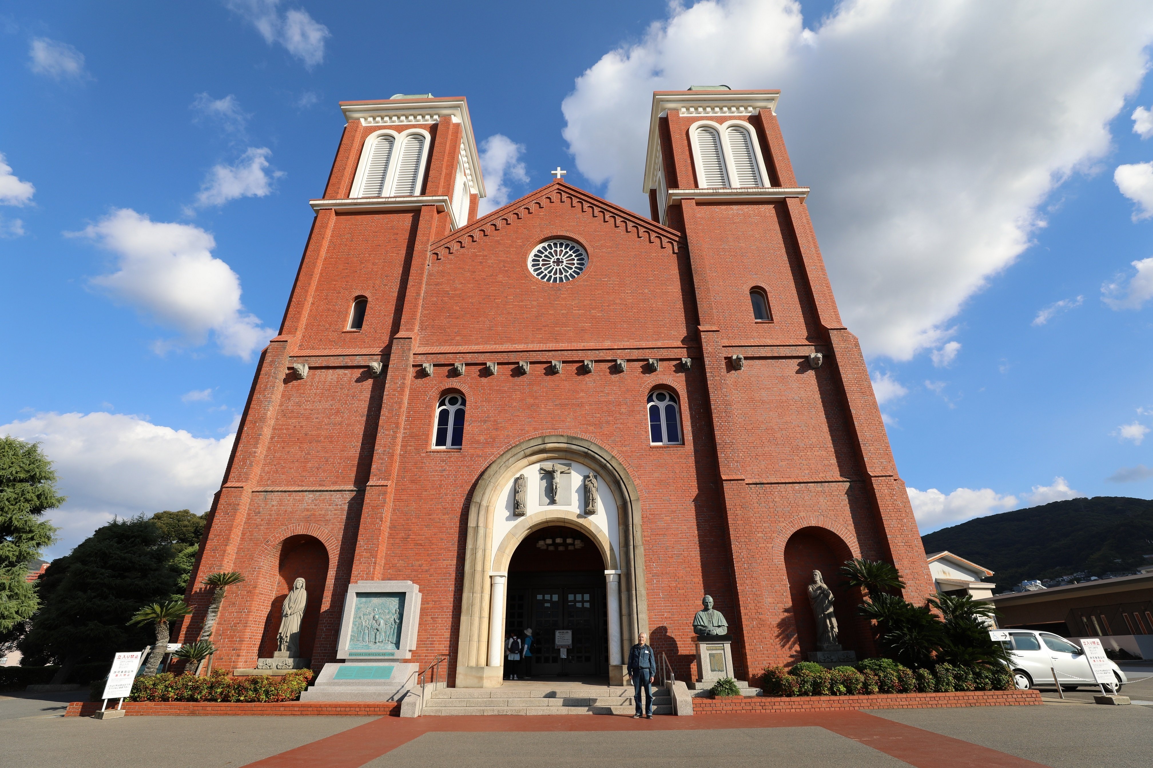 もうひとつの原爆ドーム」とも呼ばれる遺構の跡に再建された天主堂