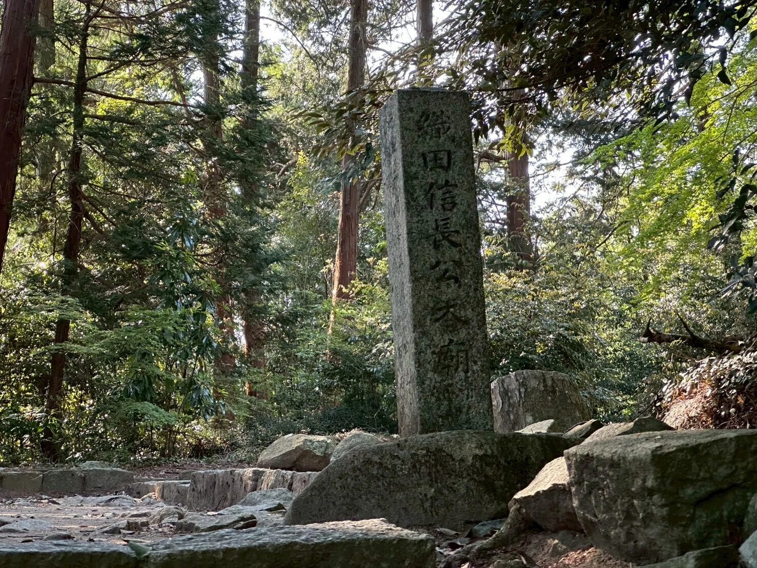 織田信長の理想と狂気が交差する安土城跡へ（日本100名城）｜関友美