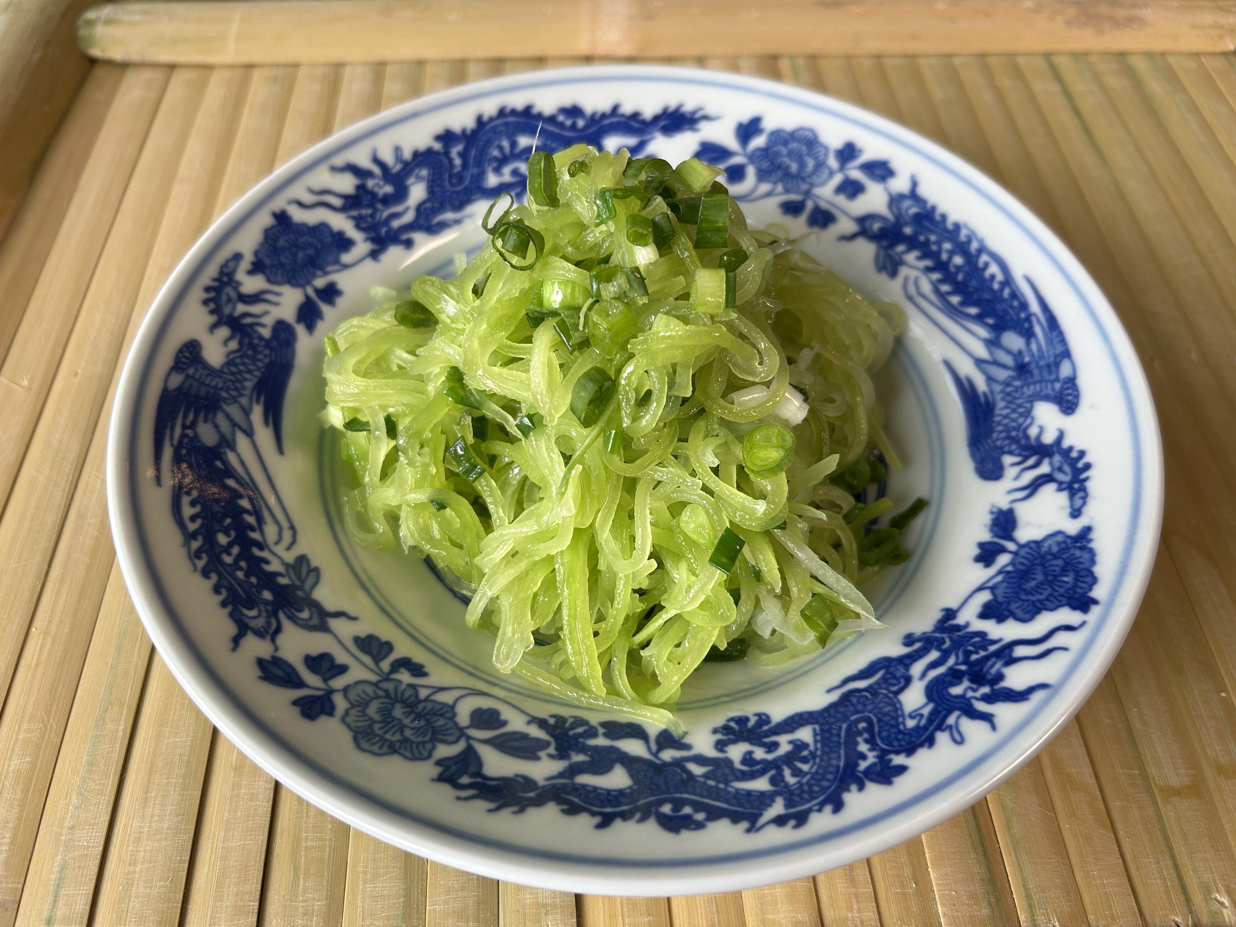 おうちで中華 - 葱油萵筍絲（千切り茎レタスの葱油和え）｜酒徒
