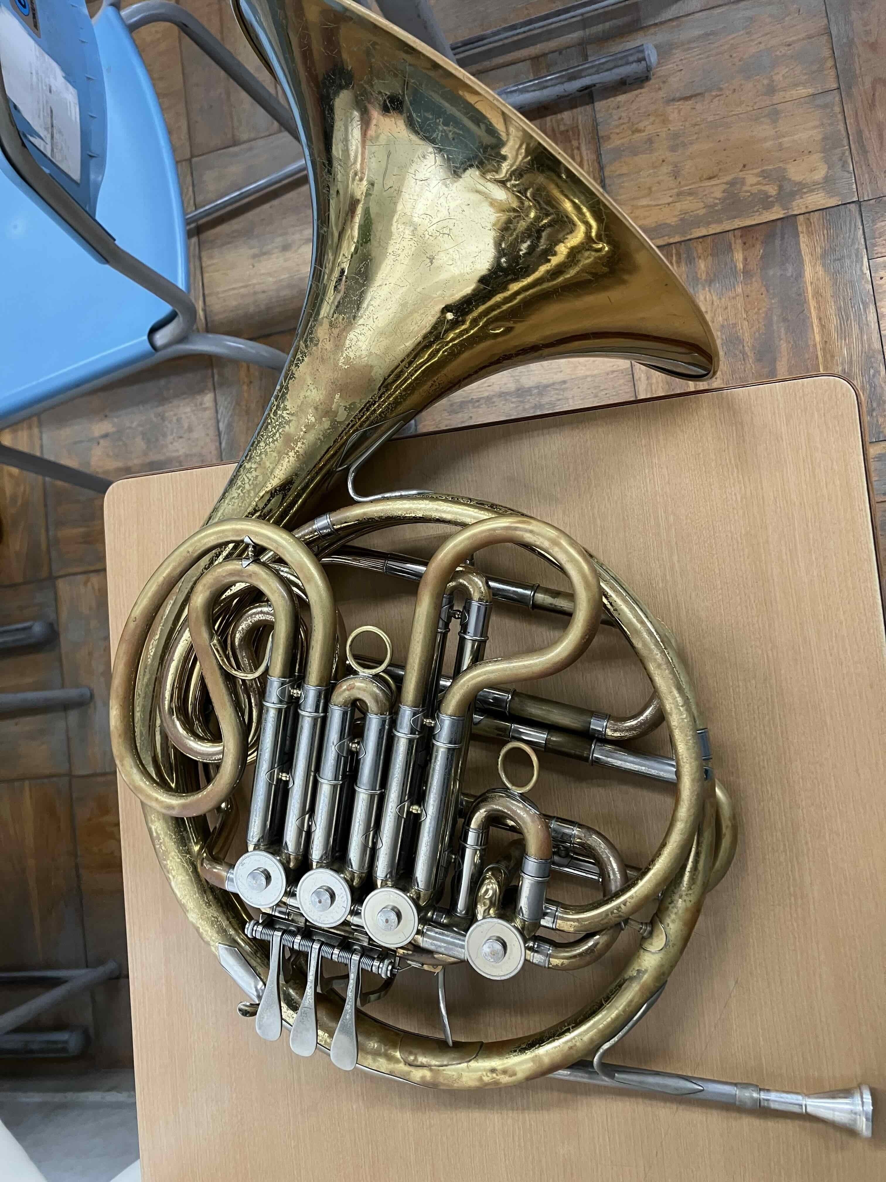 更新2025年11月17日）母校の吹奏楽部に眠っていた謎のホルンの正体｜土居豊