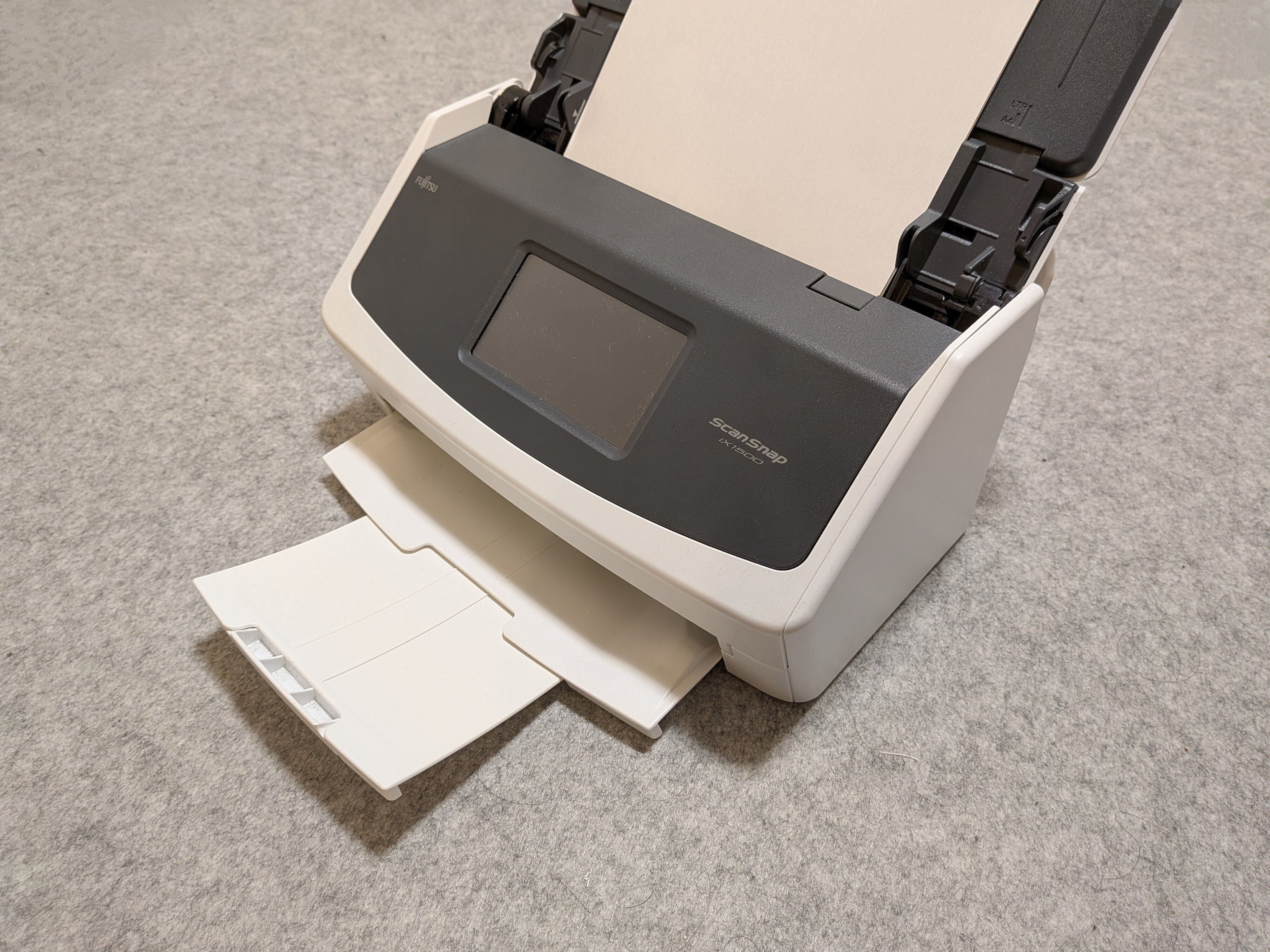 たまった書類を一気にスキャン ScanSnap iX1500（白）使用１枚 たまった書類を一気にスキャン ScanSnap iX1500（白）使用1枚