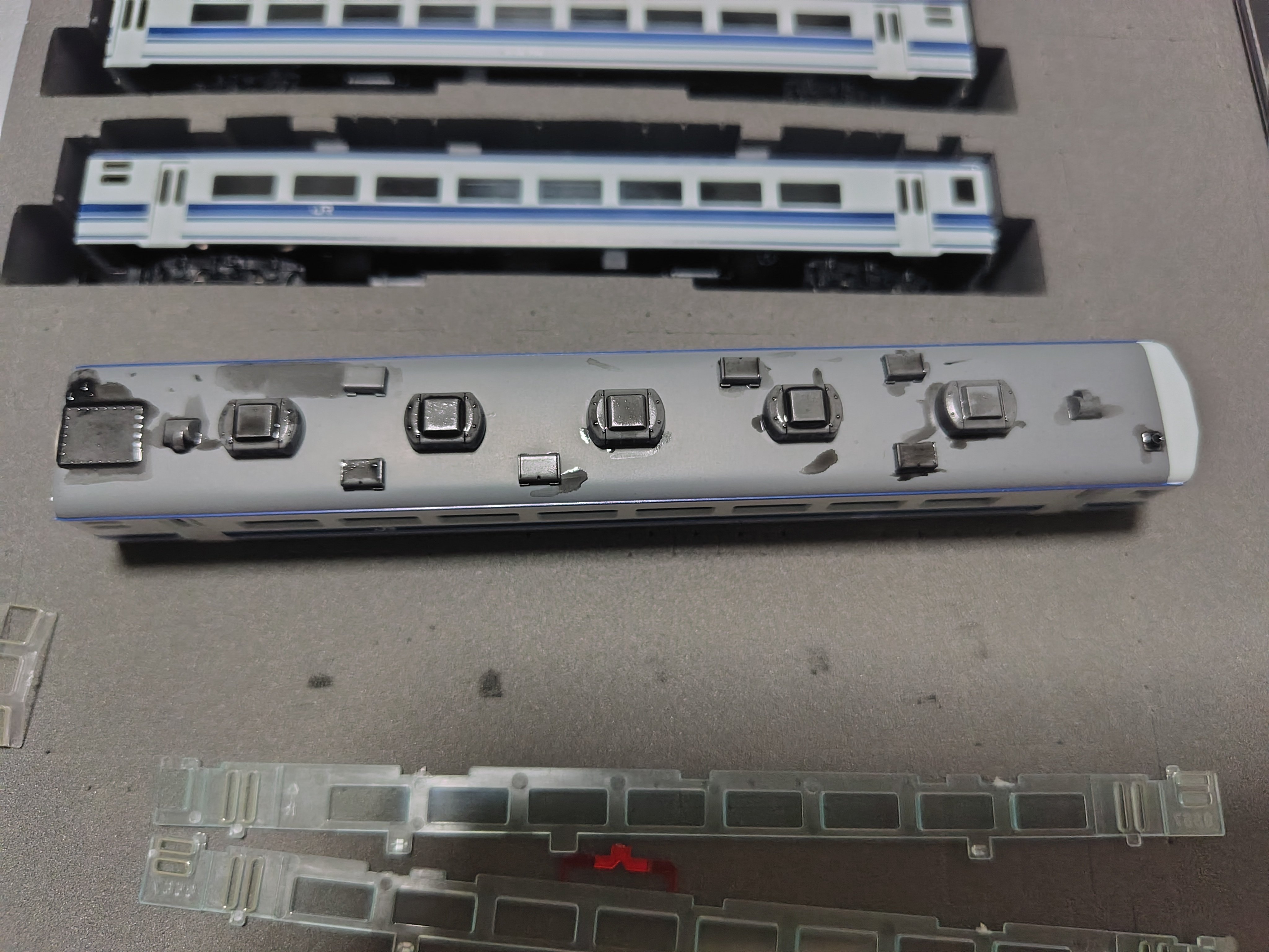 模型加工》TOMIX 98913 14系700番台(ユーロライナー色)を弄る｜さもこう