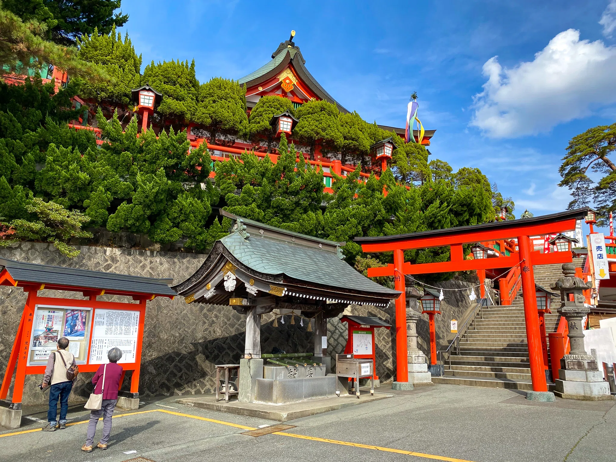 山陰の小京都・津和野の街並みを臨む神社／太鼓谷稲成神社｜才谷梅太郎